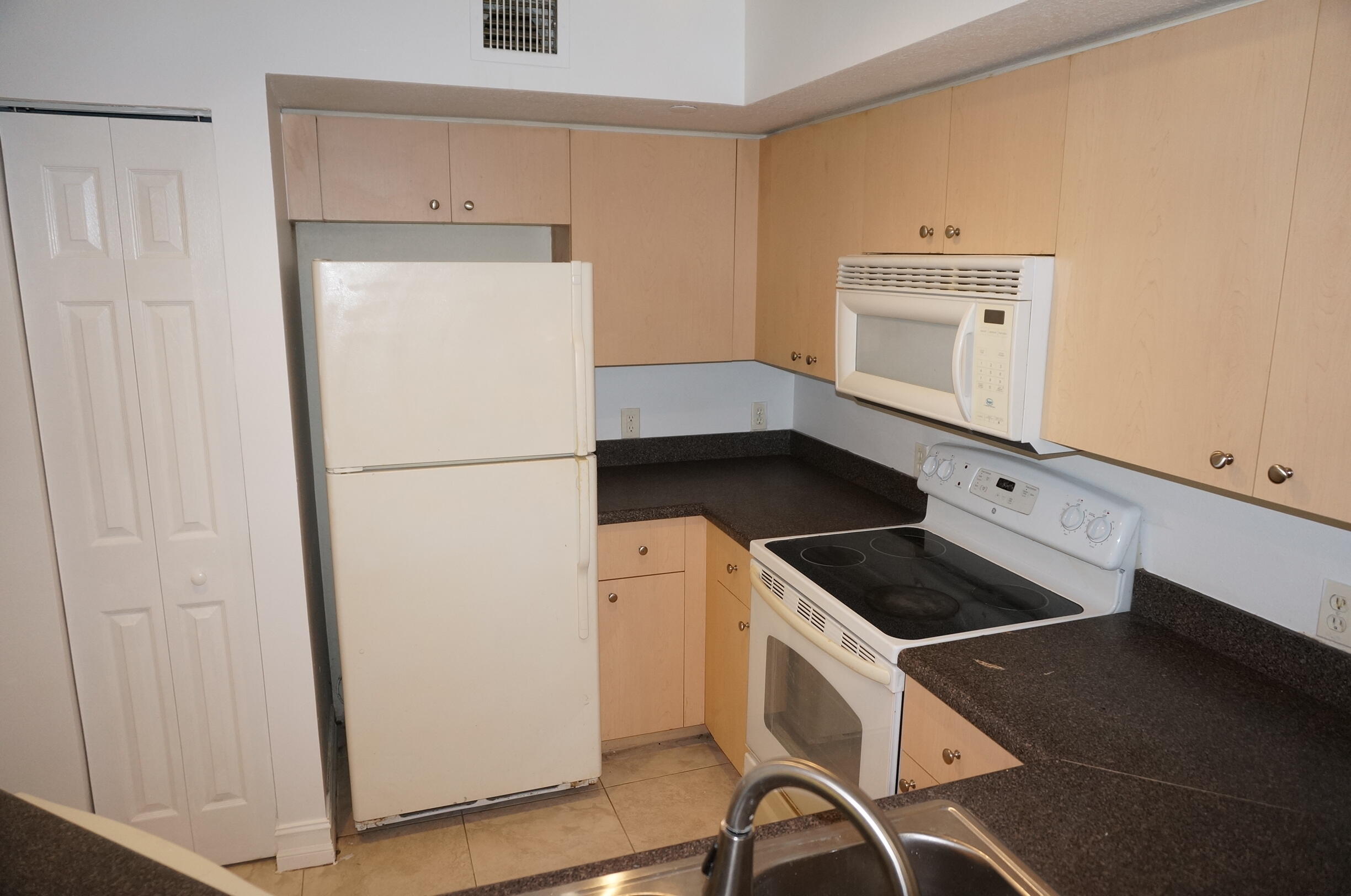 EMERALD ISLE AT LAGUNA LAKES CONDO - Residential Lease