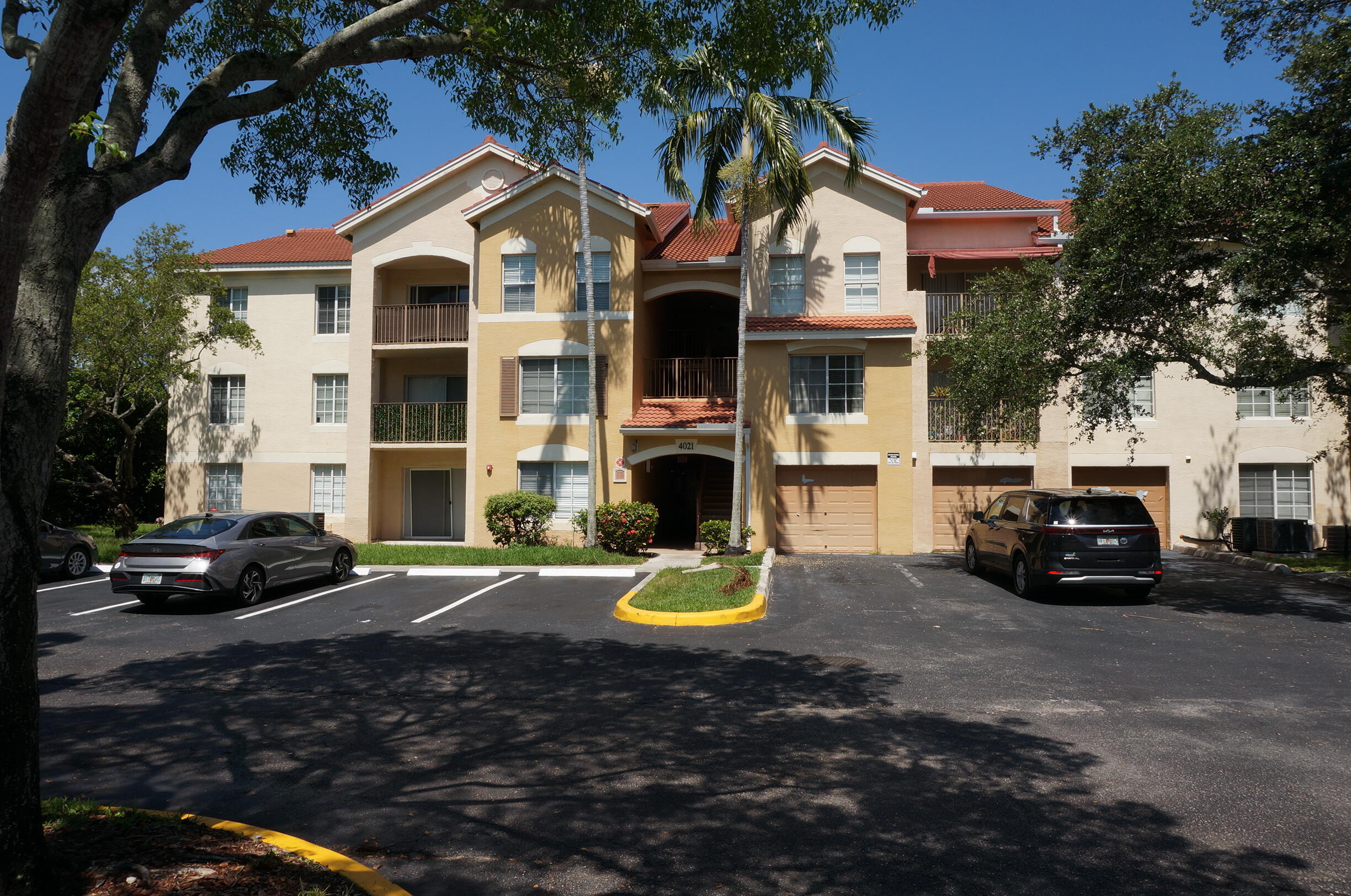 EMERALD ISLE AT LAGUNA LAKES CONDO - Residential Lease
