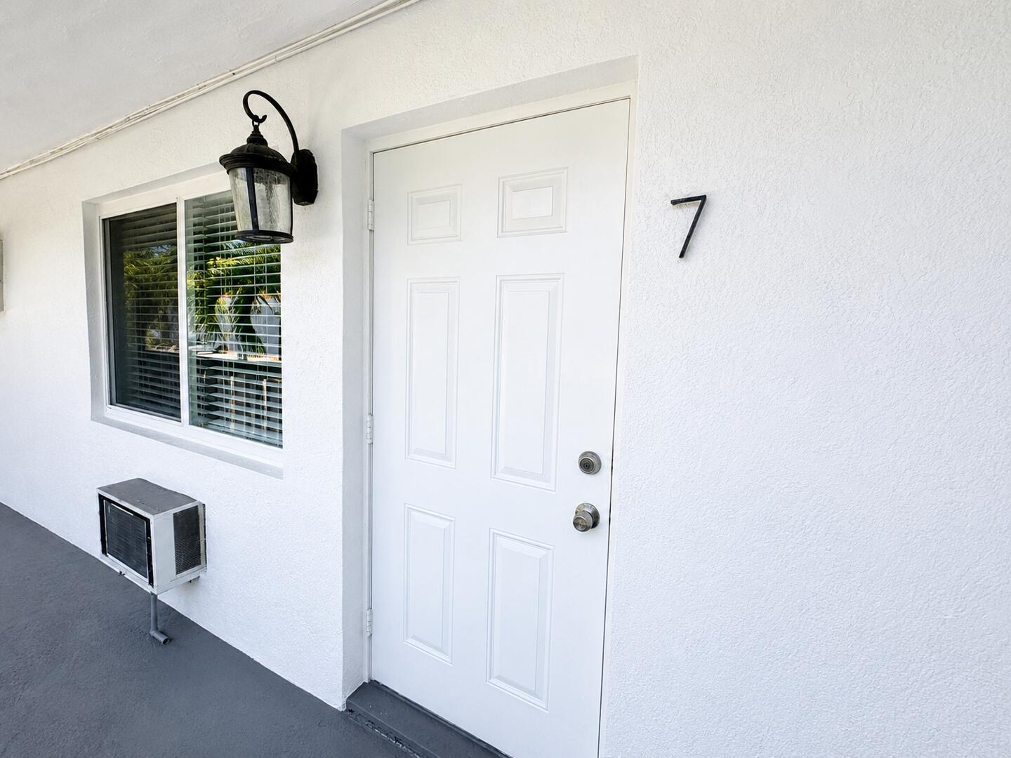 Beautiful 2 bedroom 1 bathroom unit on the first floor with updated kitchen. Located close to I-95.