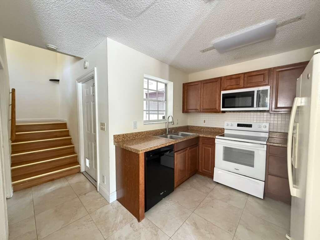 SUGAR POND MANOR OF WELLINGTON - Residential Lease
