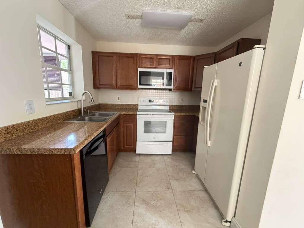 SUGAR POND MANOR OF WELLINGTON - Residential Lease
