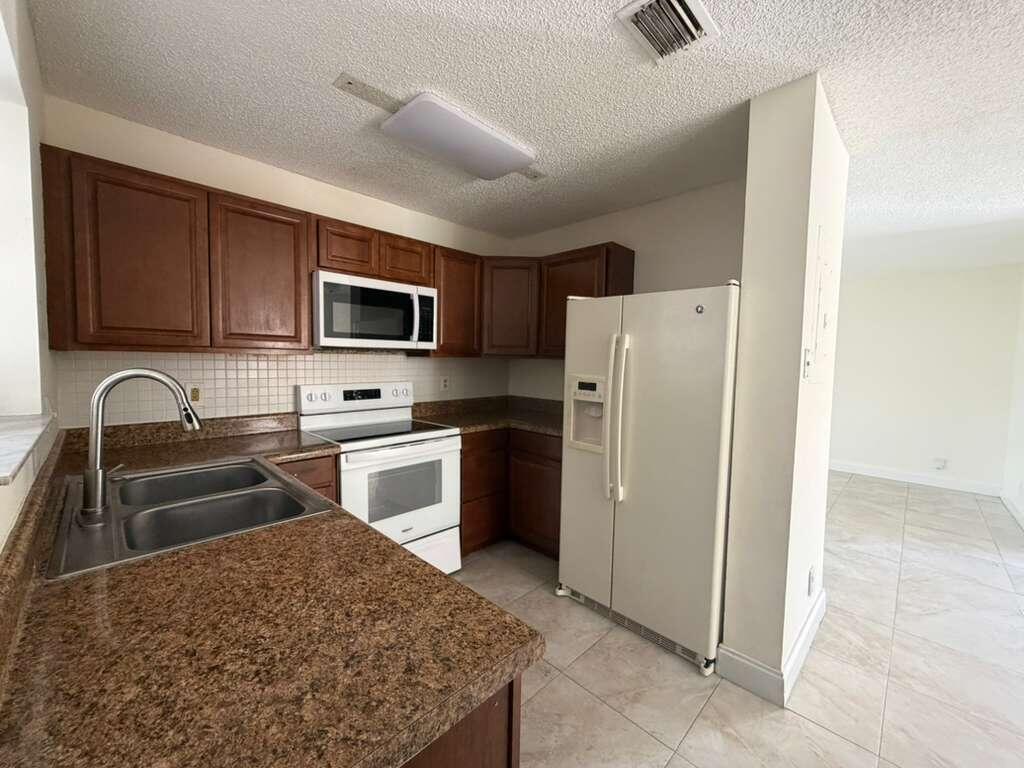 SUGAR POND MANOR OF WELLINGTON - Residential Lease