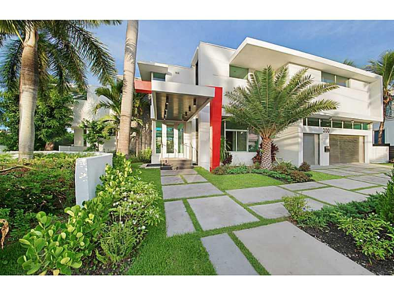 BRAND NEW YACHTER'S PARADISE! Custom designed modern luxury residence w/160'+/- of water frontage on a wide canal & turning basin, dock up to 100' yacht. Grand foyer, ground floor VIP Suite, top-of-the-line gourmet kitchen, gas fireplaces, elevator w/maho gany interior, integrated lighting & sound systems, pyramid skylight, tinted impact windows, 4 energy efficient A/C systems, alarm w/wiring on all windows & doors-3 keypads. pool bar w/fireplace, dockside water & power. Fabulous Las Olas Isles location.
