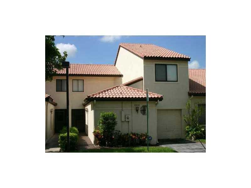 BEAUTIFUL,SPACIOUS  LARGE 4 BEDROOM 2 1/2 BATHROOM TOWN HOME IN BEAUTIFUL LA MIRAGE. OPEN FLOOR PLAN, CATHEDRAL CEILING, GATED QUIET FAMILY ORIENTED COMMUNITY. LARGE EAT-IN KITCHEN WITH STAINLESS STEEL APPLIANCES, TILED FLOORS, LARGE WRAP AROUND PATIO, GORGEOUS VIEWS, ATTACHED GARAGE, CLOSE TO SHOPPING, SCHOOLS AND MAJOR HIGHWAYS.