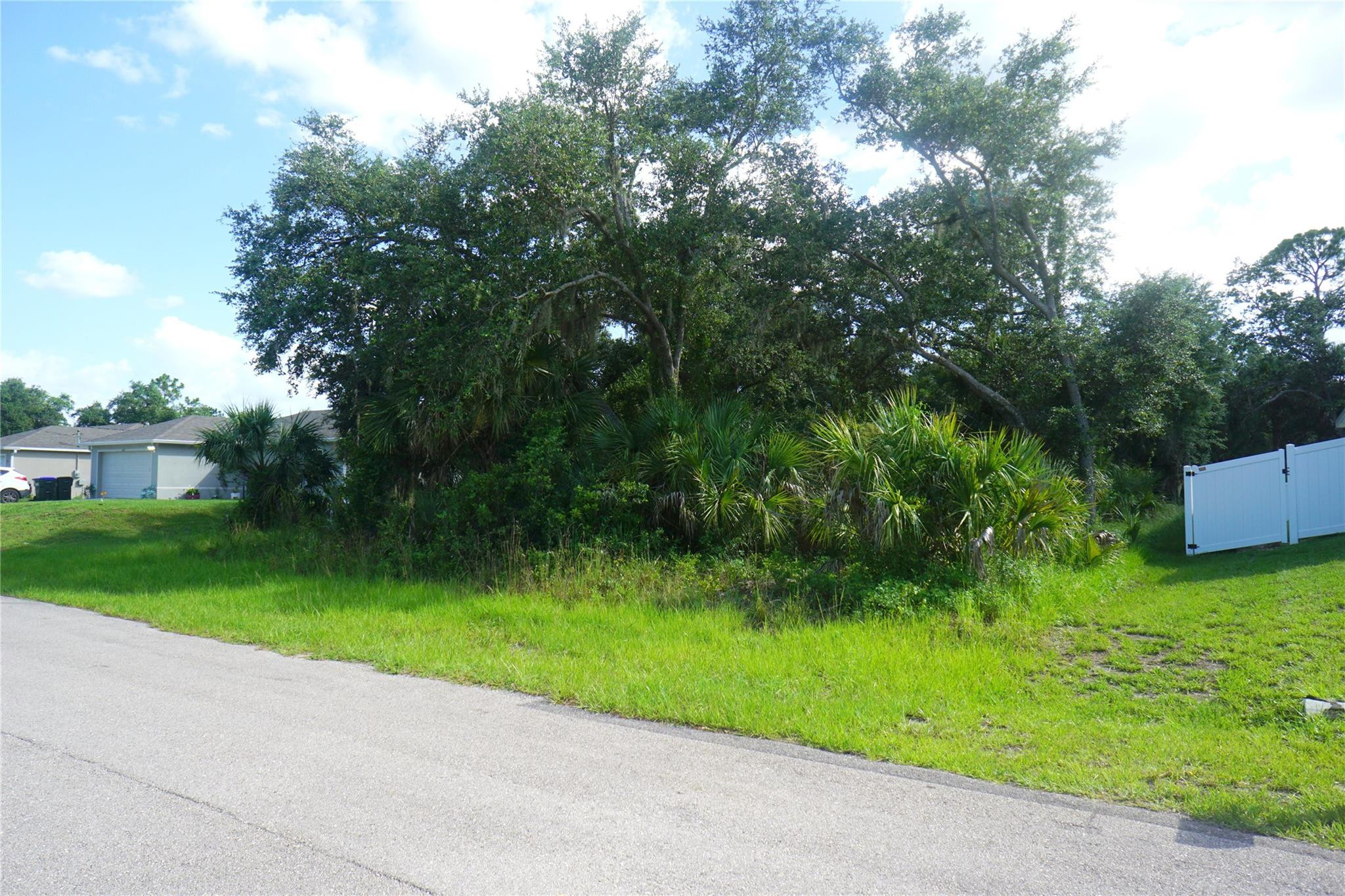 Port Charlotte - Land