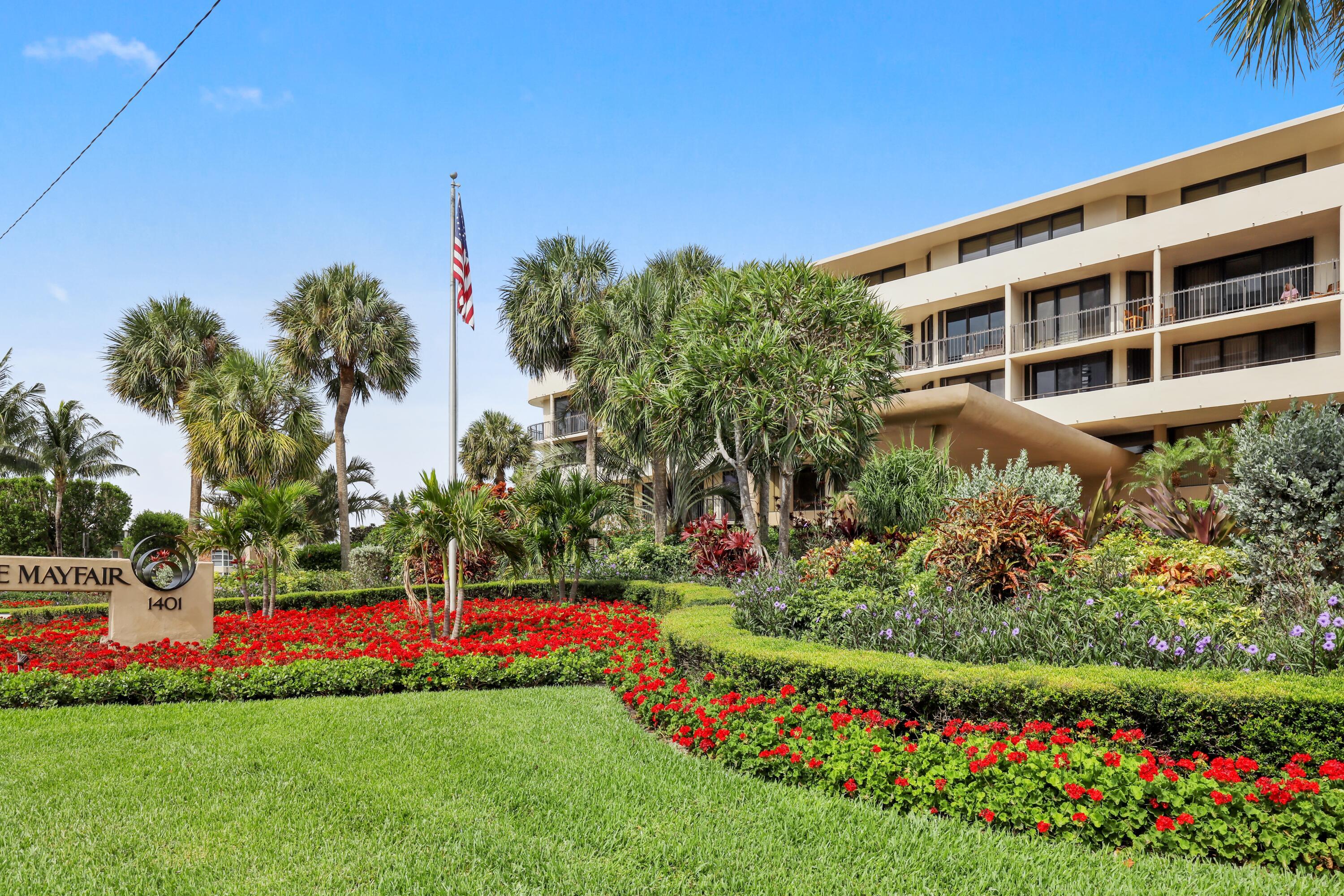 Spacious 2-bedroom, 2.5-bath condo in the sought-after Mayfair of Boca Raton. Enjoy private beach access, resort-style amenities, and an unbeatable location just minutes from Mizner Park, fine dining, and shopping.