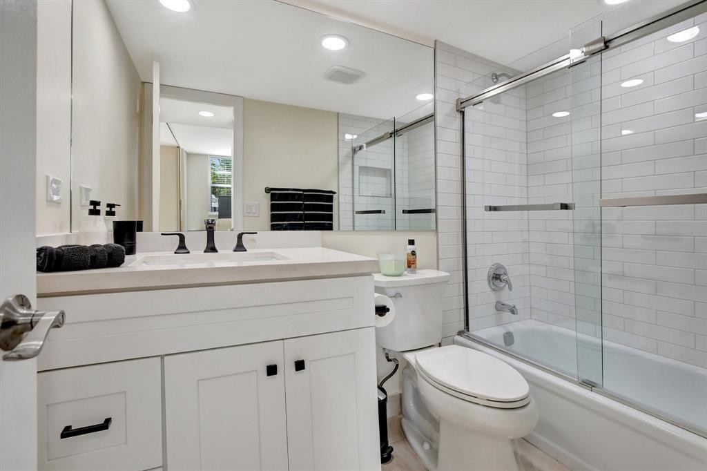 HOLLYBROOK GOLF & TENNIS - Residential