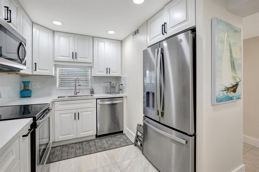 HOLLYBROOK GOLF & TENNIS - Residential