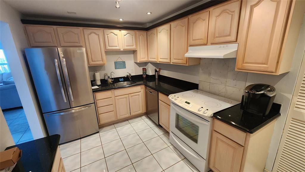 PARLIAMENT HOUSE CONDO - Residential Lease