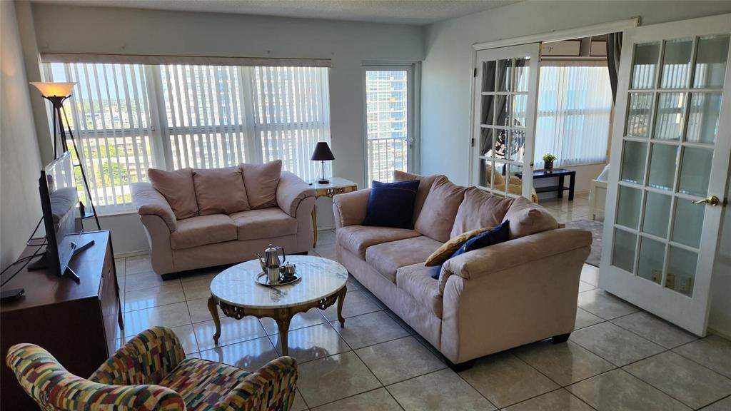 PARLIAMENT HOUSE CONDO - Residential Lease