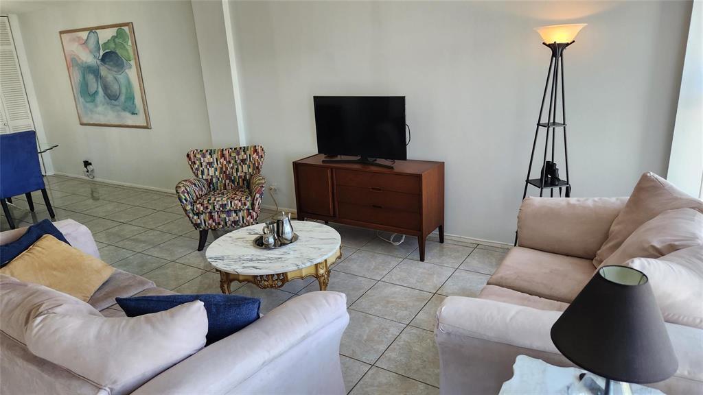 PARLIAMENT HOUSE CONDO - Residential Lease