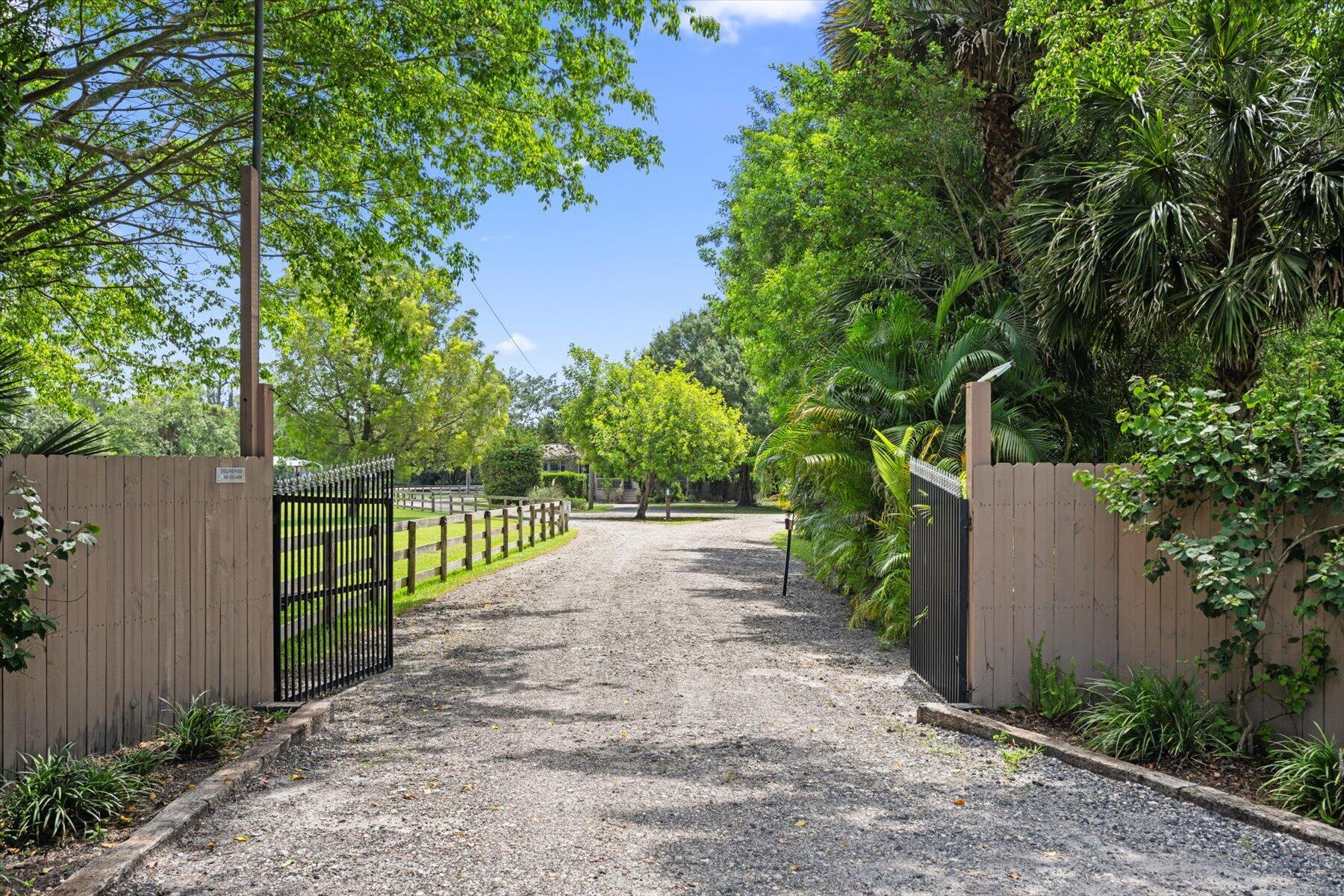LOXAHATCHEE GROVES - Residential