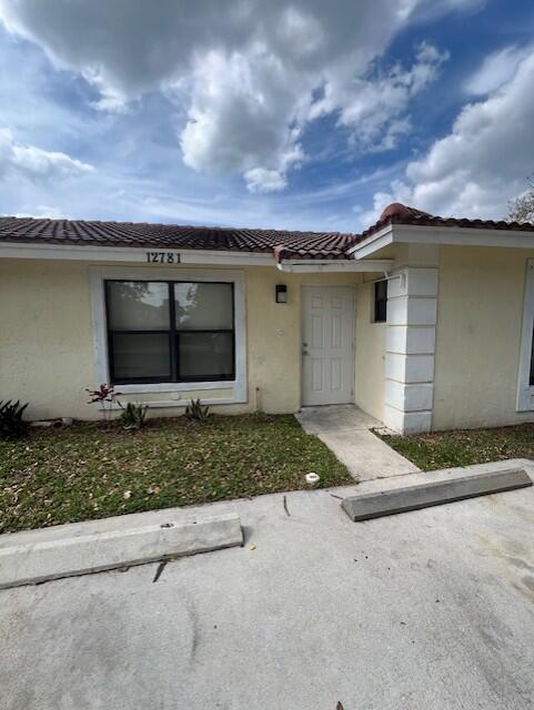 Sparkling and spacious 2 bedroom, 2 bathroom located in the heart of Wellington. Close to great parks, A rated schools, great restaurants and shops, the international equestrian center, and much more! All tile, 1st floor, washer/dryer, screened porch, end unit, parking for 2 cars. Call today !
