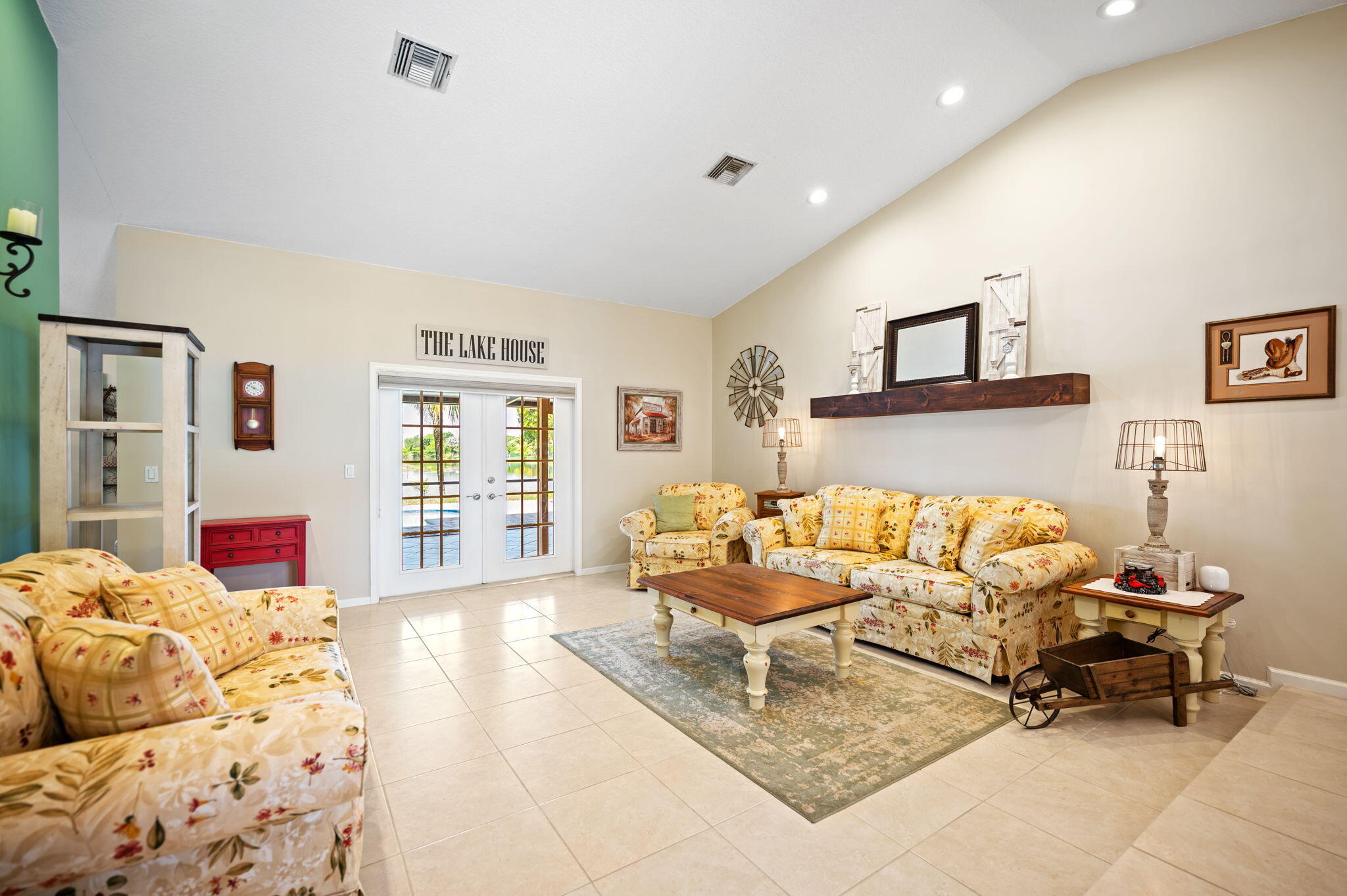HAWKES BLUFF - Residential