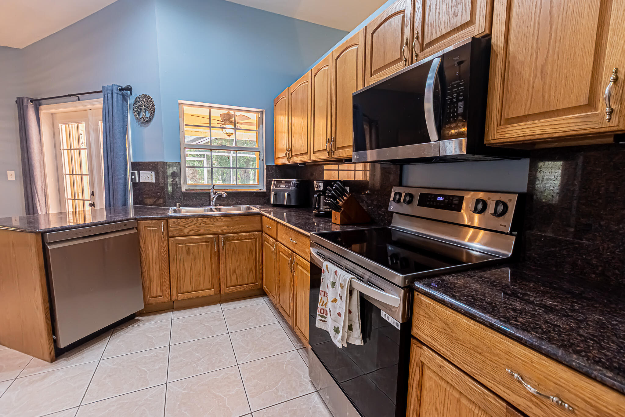 COUNTRY CLUB ESTATES - Residential