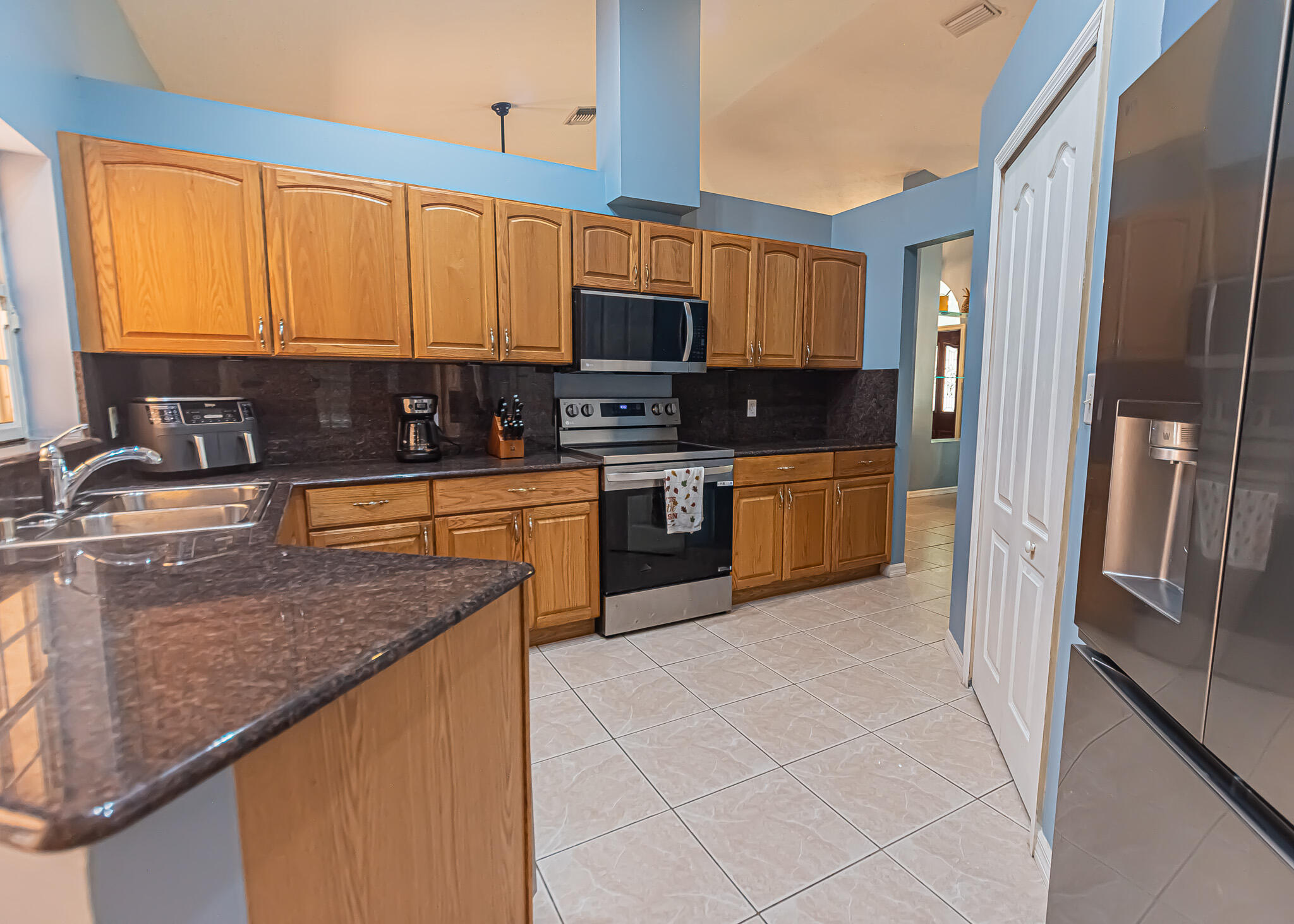 COUNTRY CLUB ESTATES - Residential