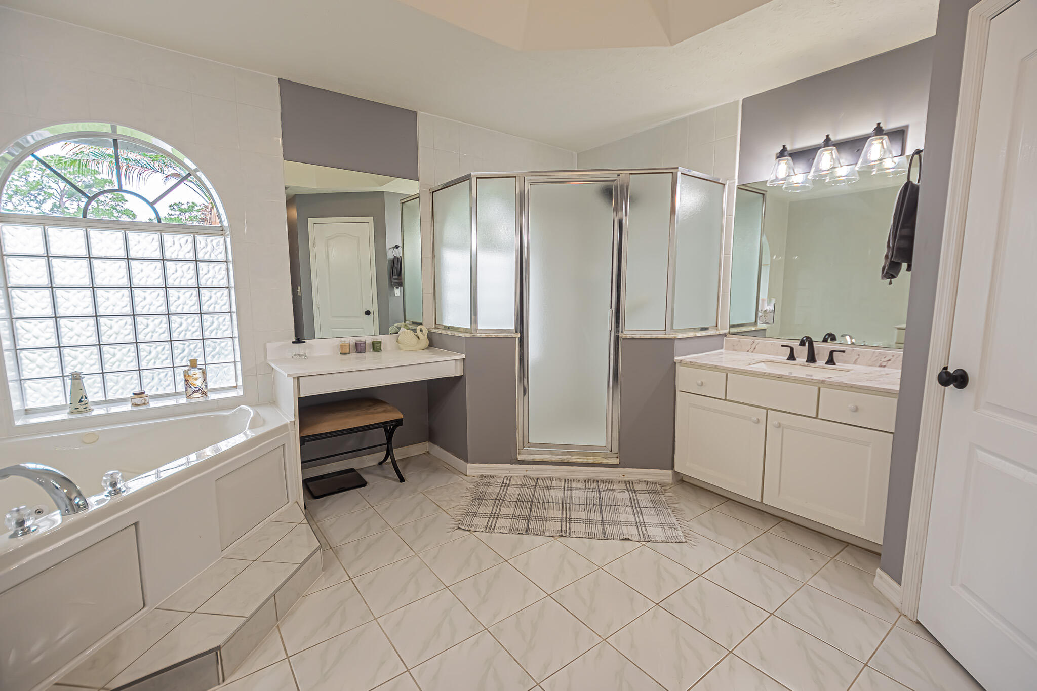COUNTRY CLUB ESTATES - Residential