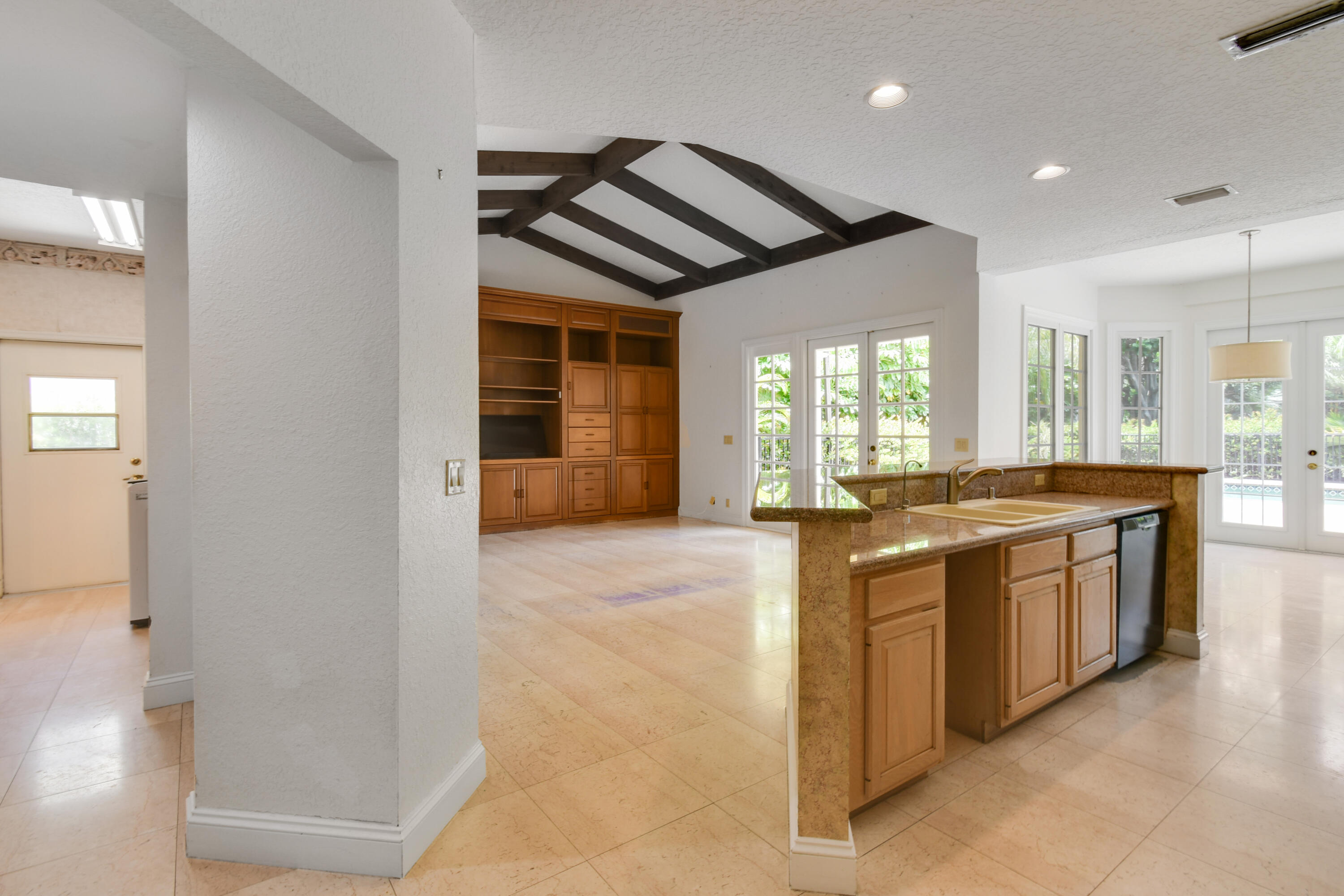 CRYSTAL POINTE 1 - Residential