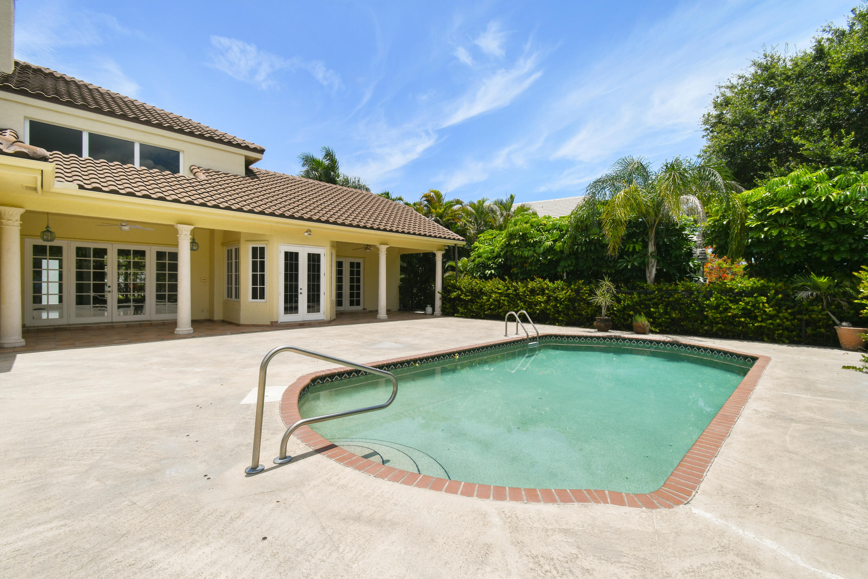 CRYSTAL POINTE 1 - Residential