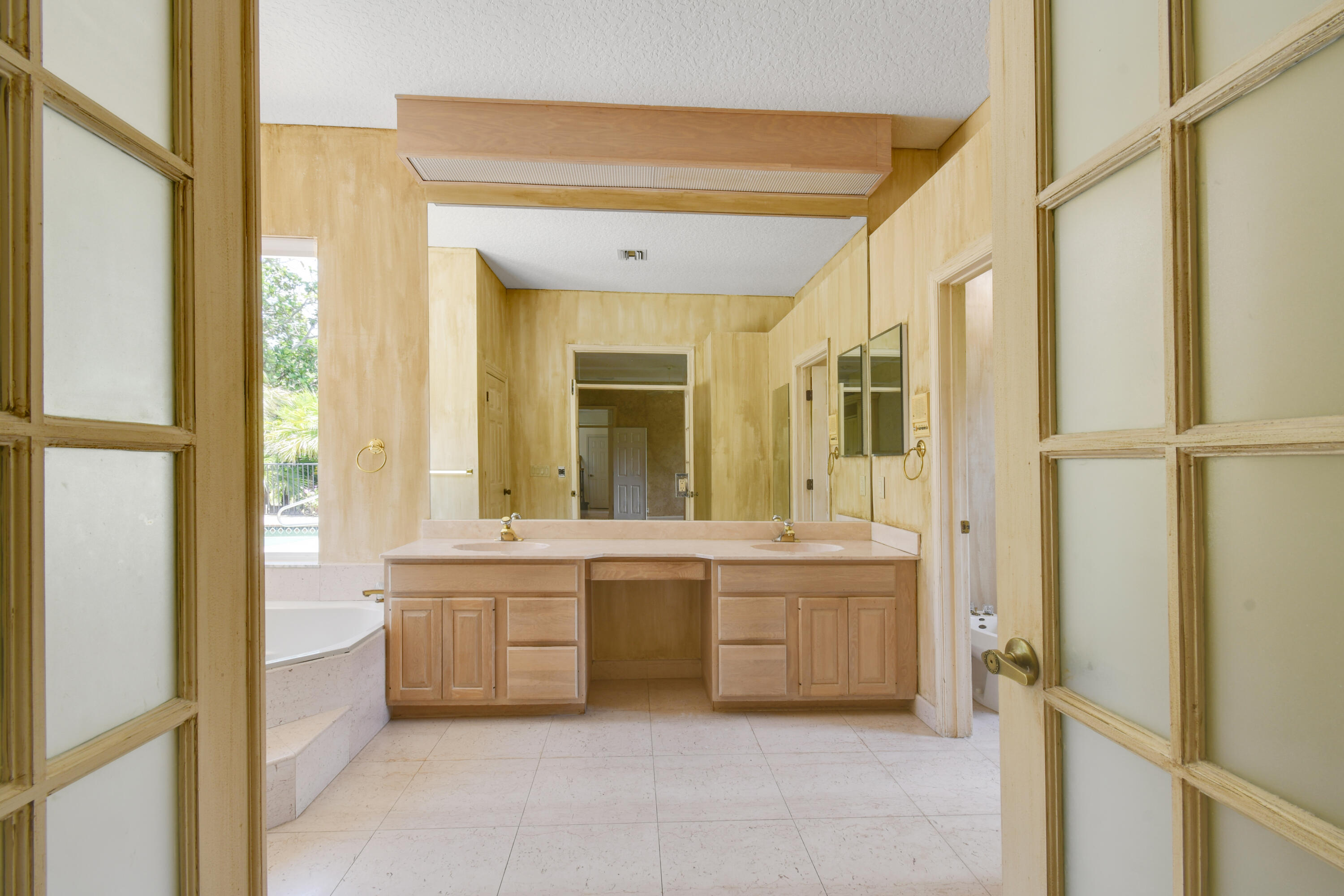 CRYSTAL POINTE 1 - Residential