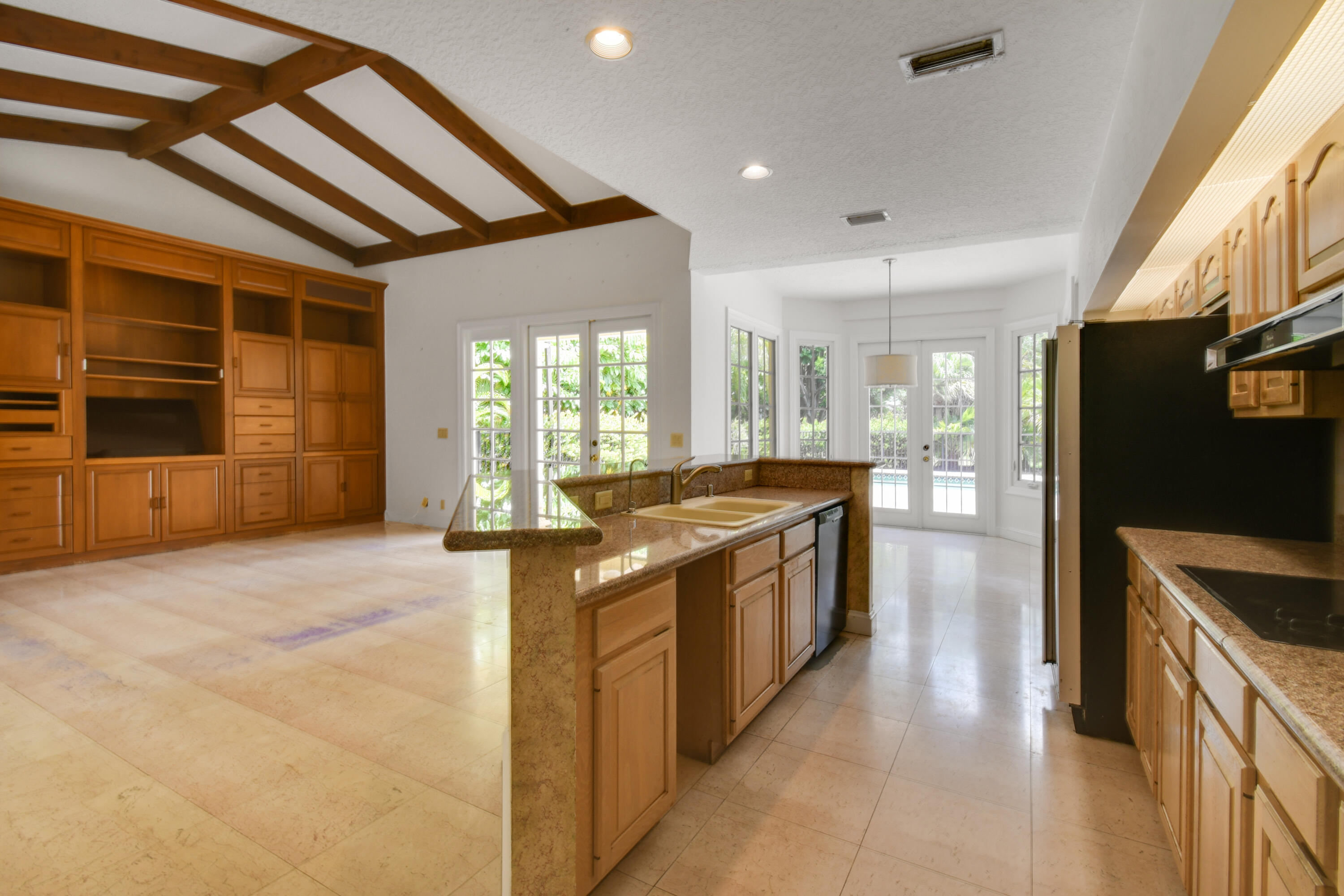 CRYSTAL POINTE 1 - Residential