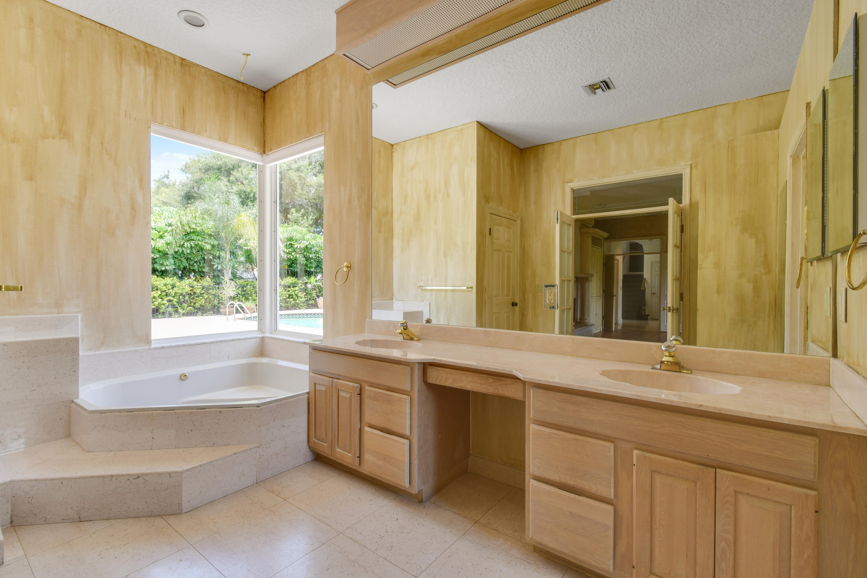 CRYSTAL POINTE 1 - Residential