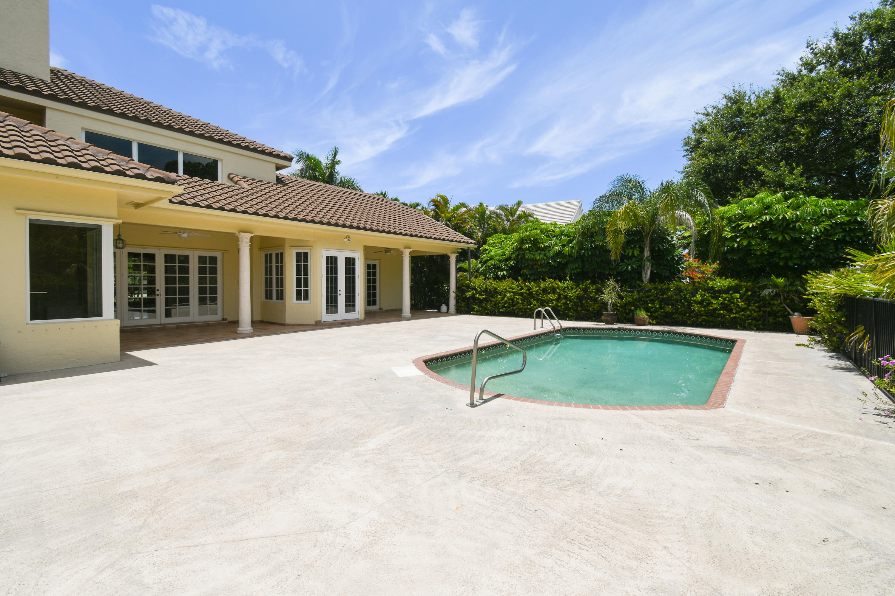 CRYSTAL POINTE 1 - Residential