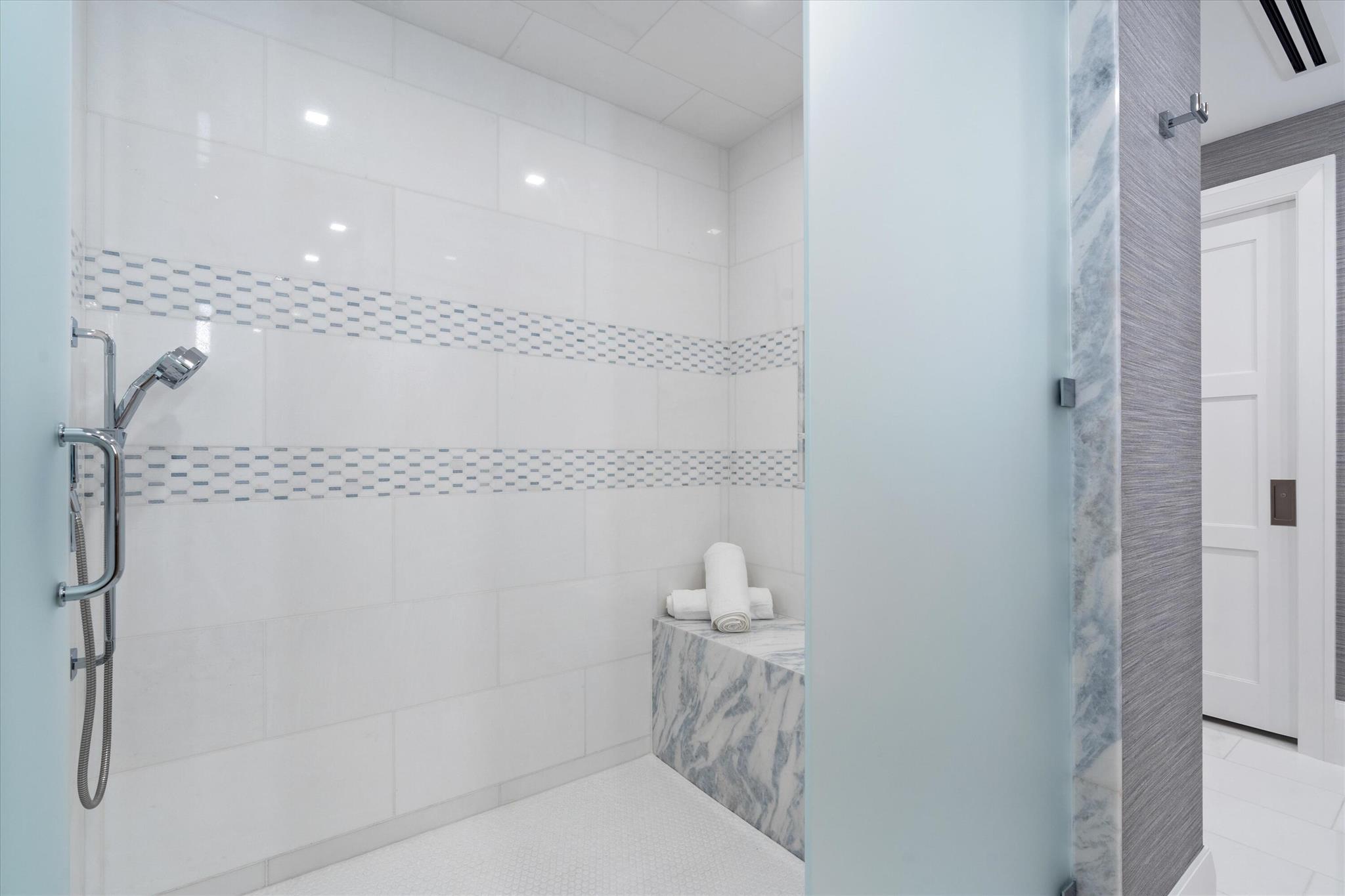 LUXURIA CONDO - Residential
