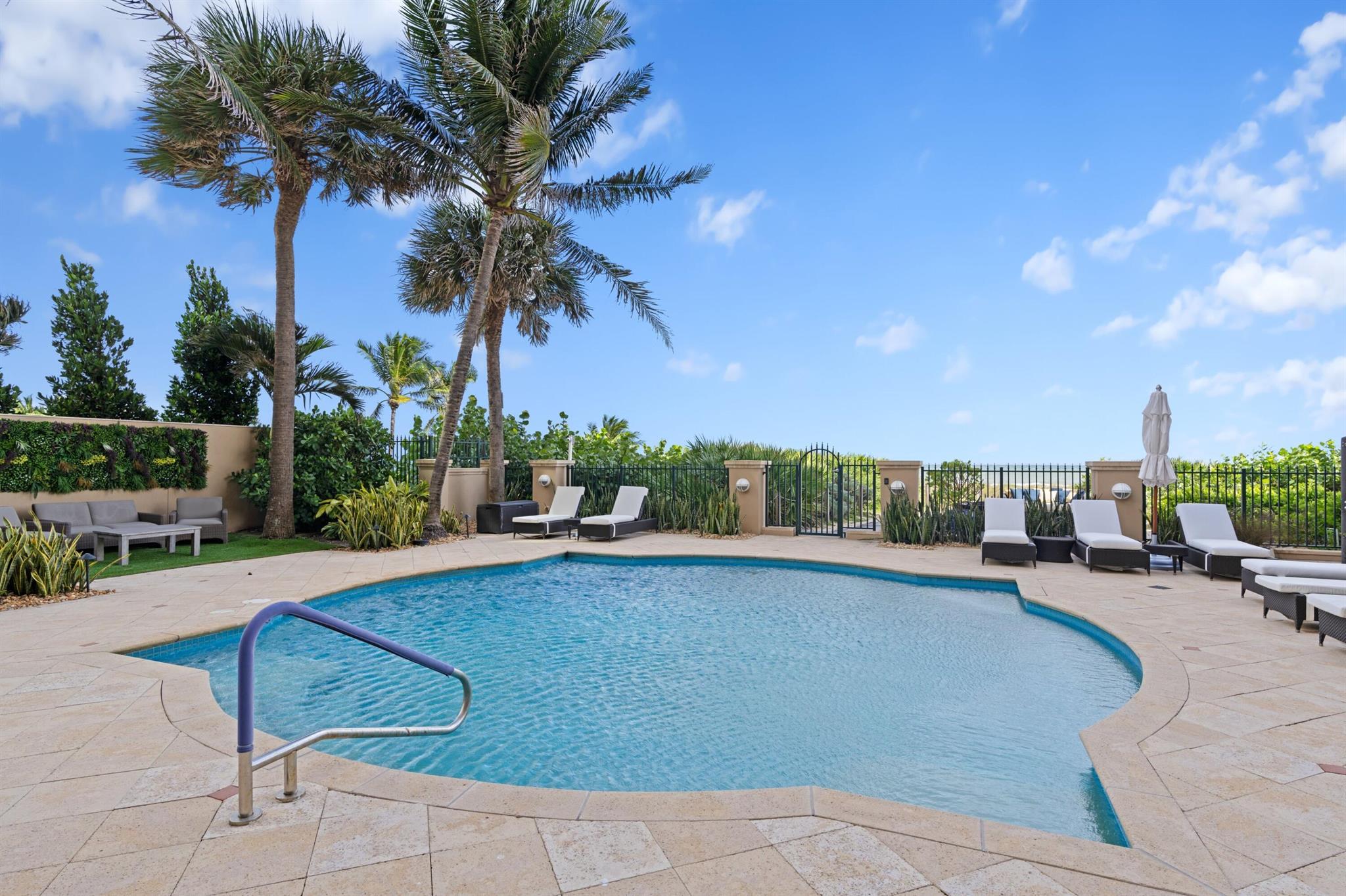 LUXURIA CONDO - Residential
