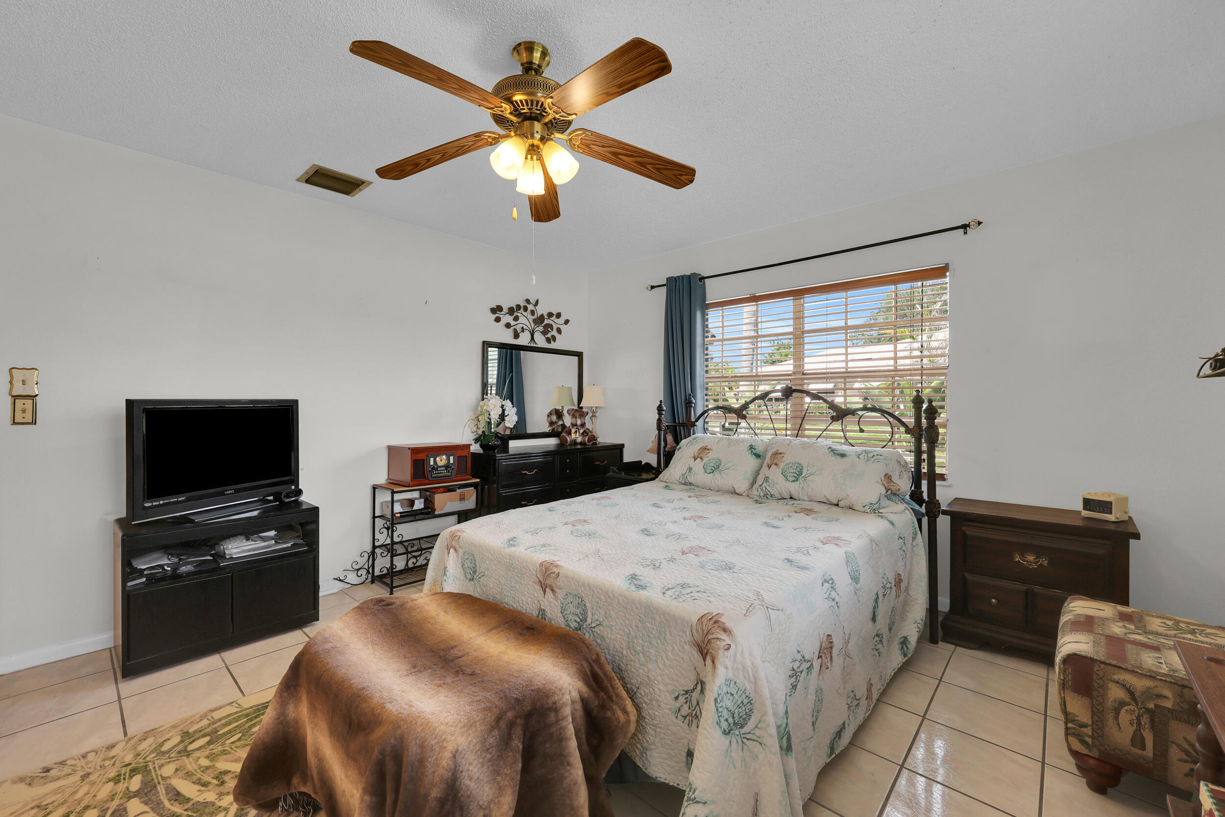 THE GROVE CONDOMINIUM SECTION 1 - Residential