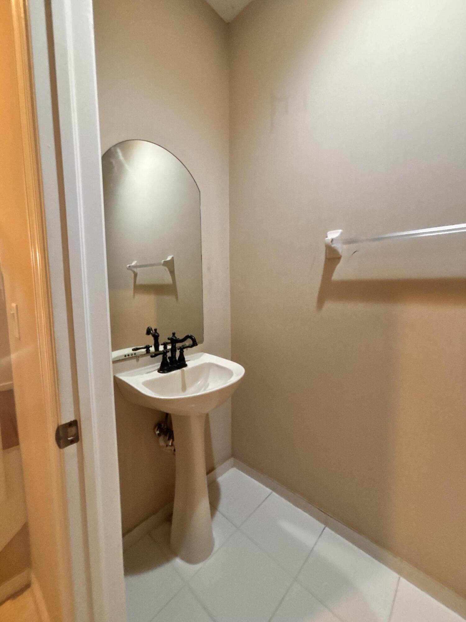 SEMINOLE ESTATES & TOWNHOMES - Residential Lease