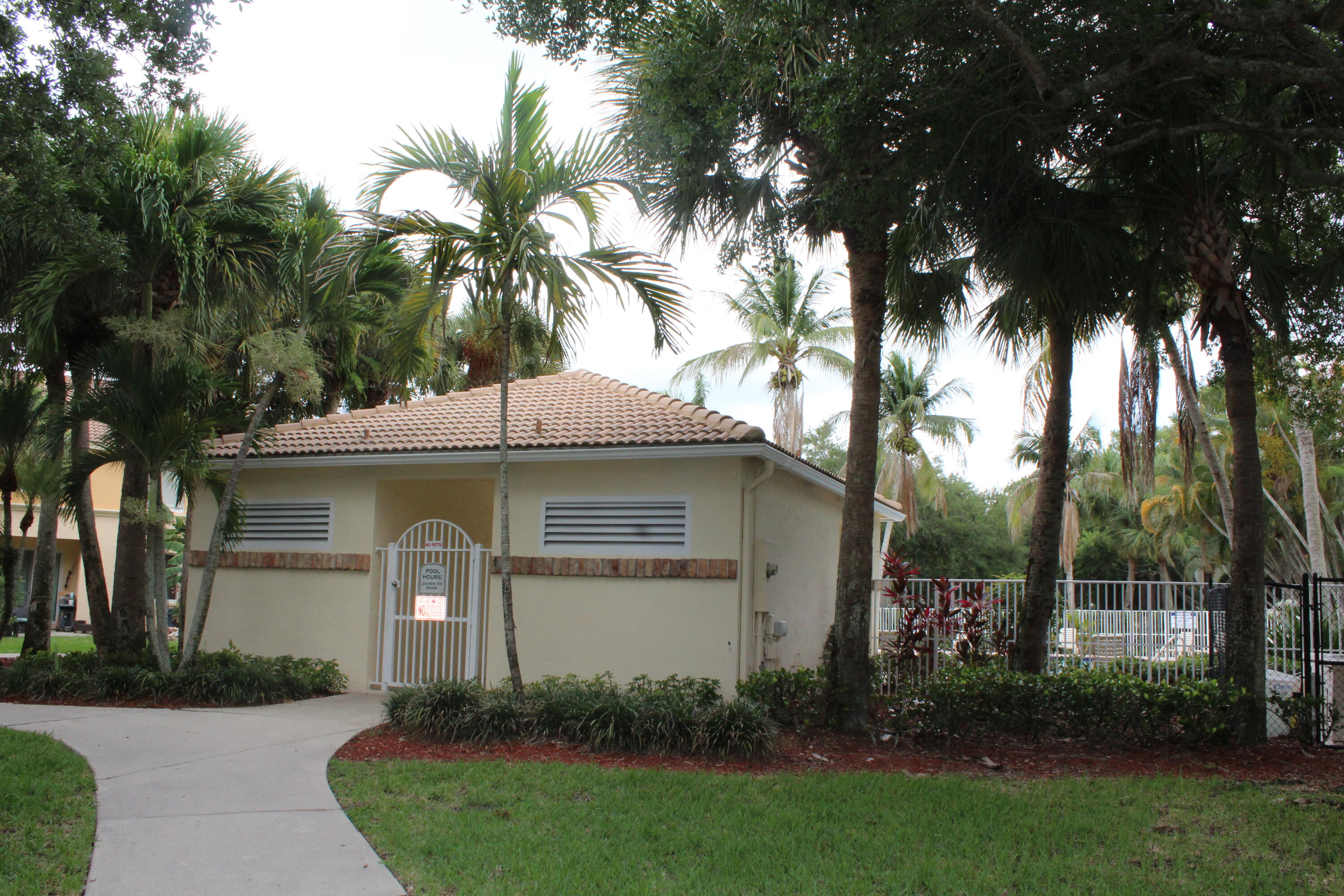 SEMINOLE ESTATES & TOWNHOMES - Residential Lease