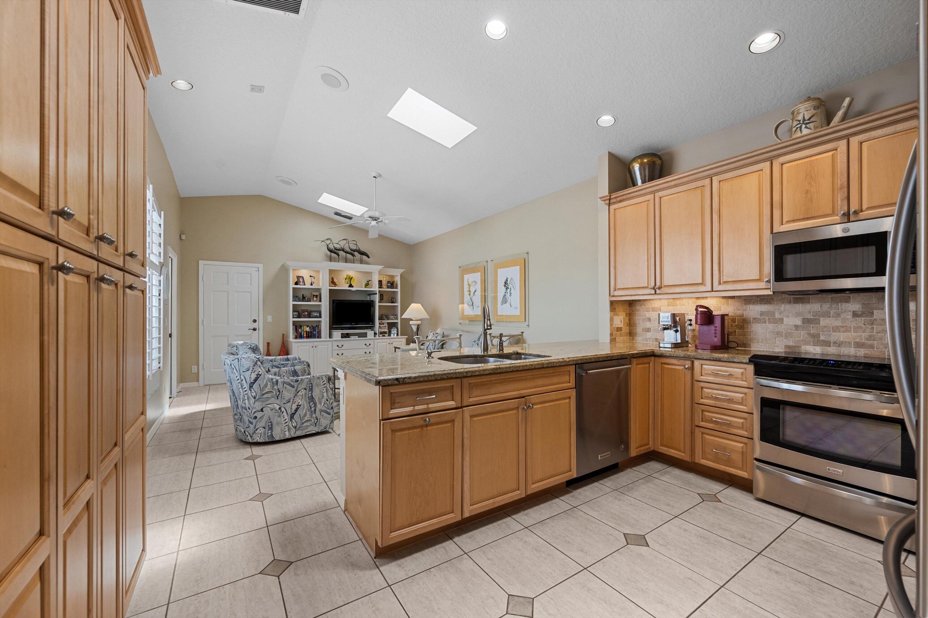 LONGSHORE AT JONATHANS LANDING - Residential