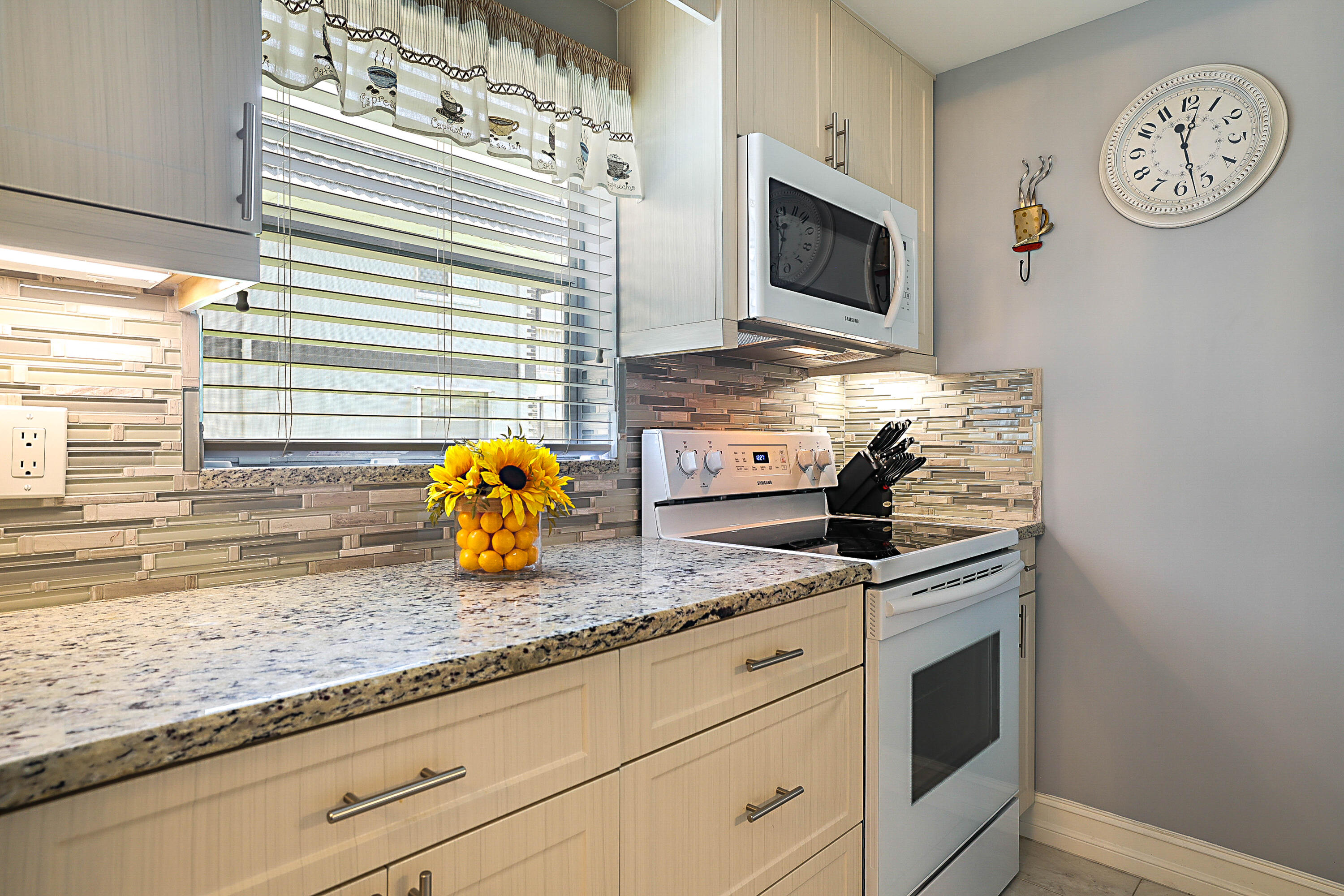 KINGS POINT SAXONY CONDOS - Residential