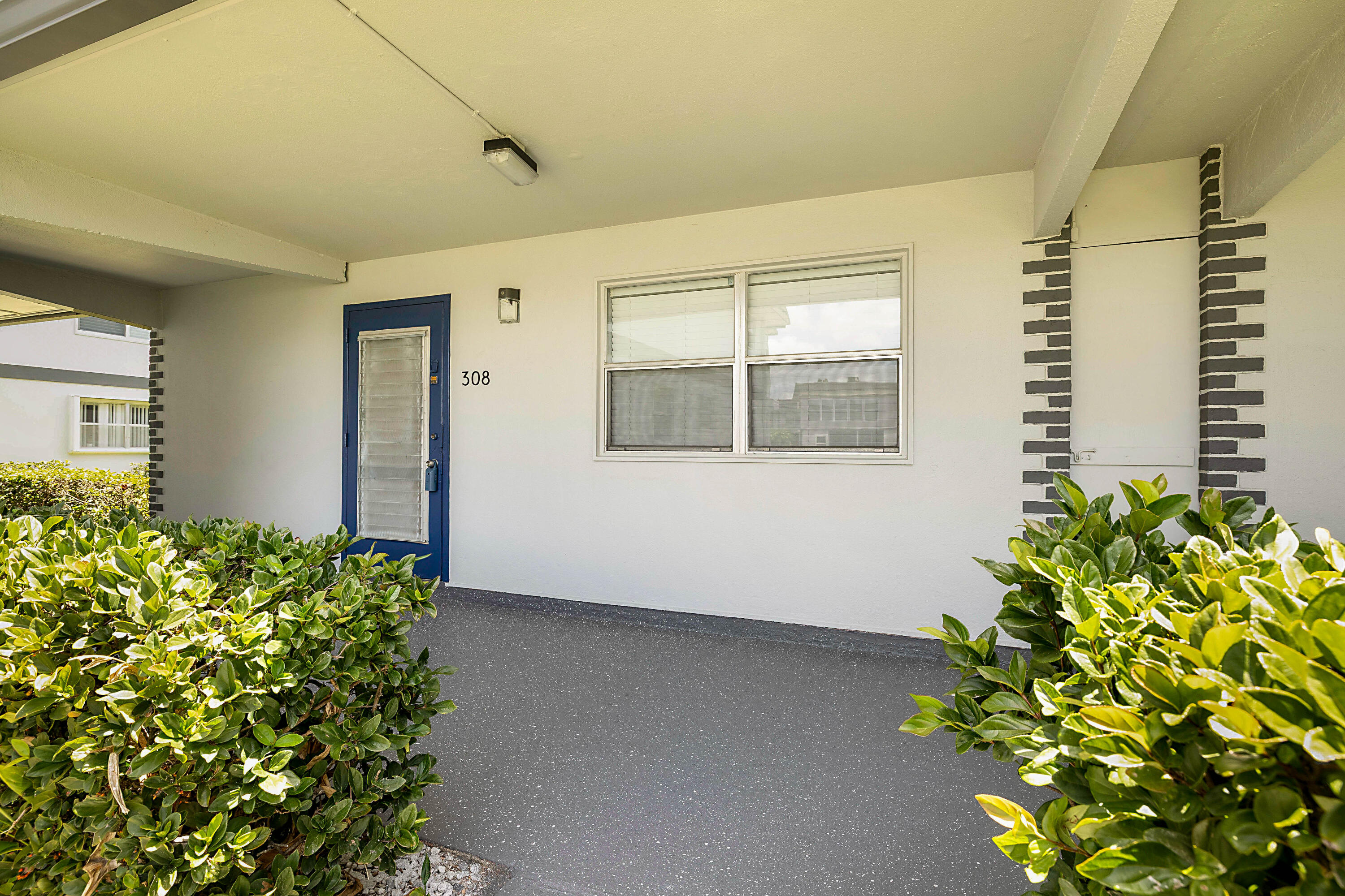 KINGS POINT SAXONY CONDOS - Residential