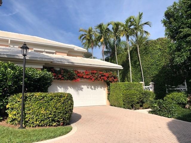Newly painted, rare opportunity to own a corner townhouse at the Brazils! Oversized terrace, well maintained property, private pool. Lives like a house. Pets OK! Small boutique community of only 8 townhouses, beautifully managed.
A Must See!