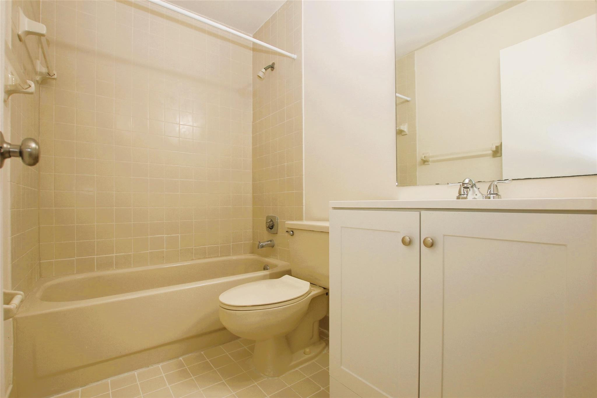 VILLAS AT LAKEVIEW CONDO - Residential