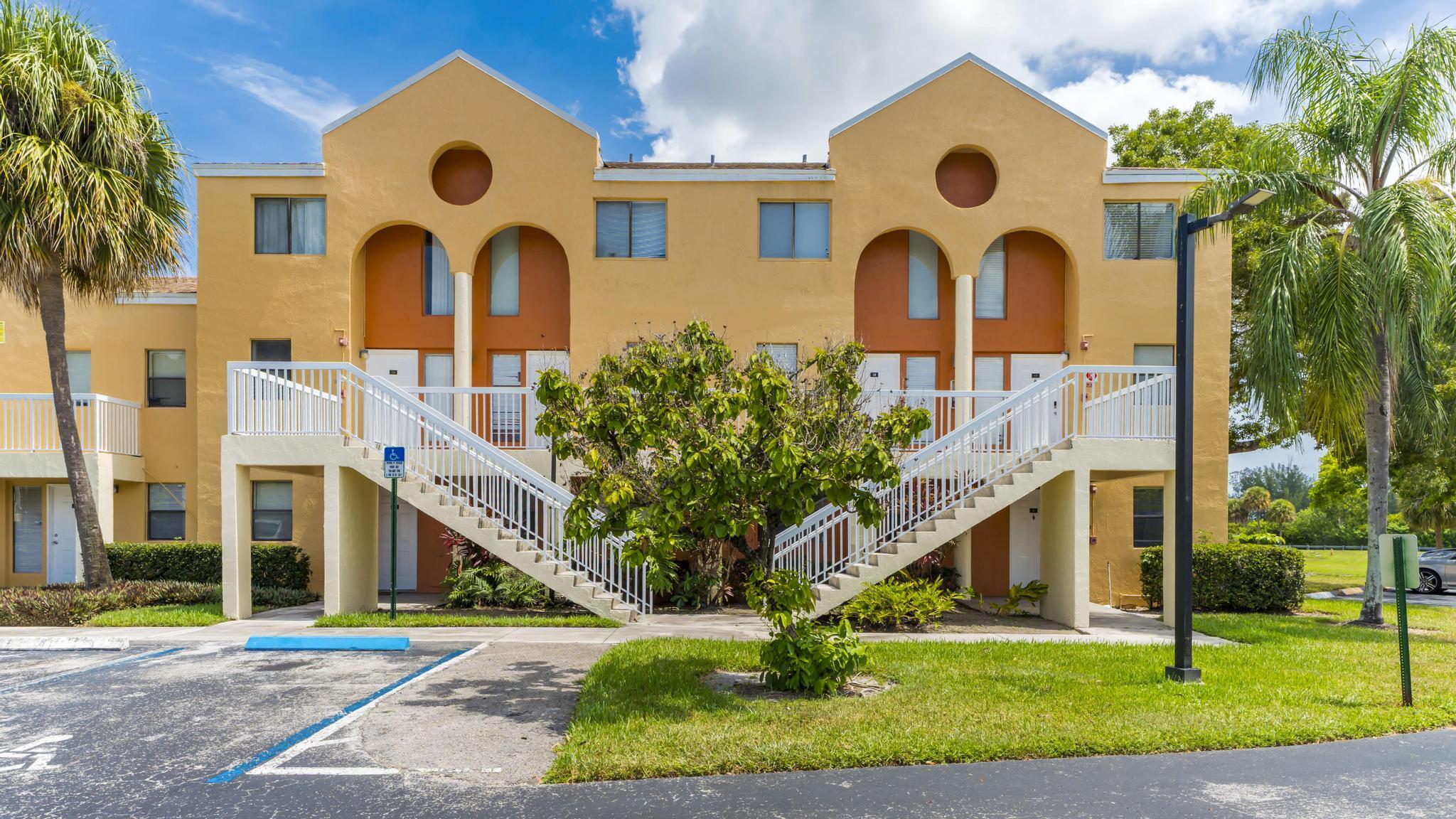 VILLAS AT LAKEVIEW CONDO - Residential