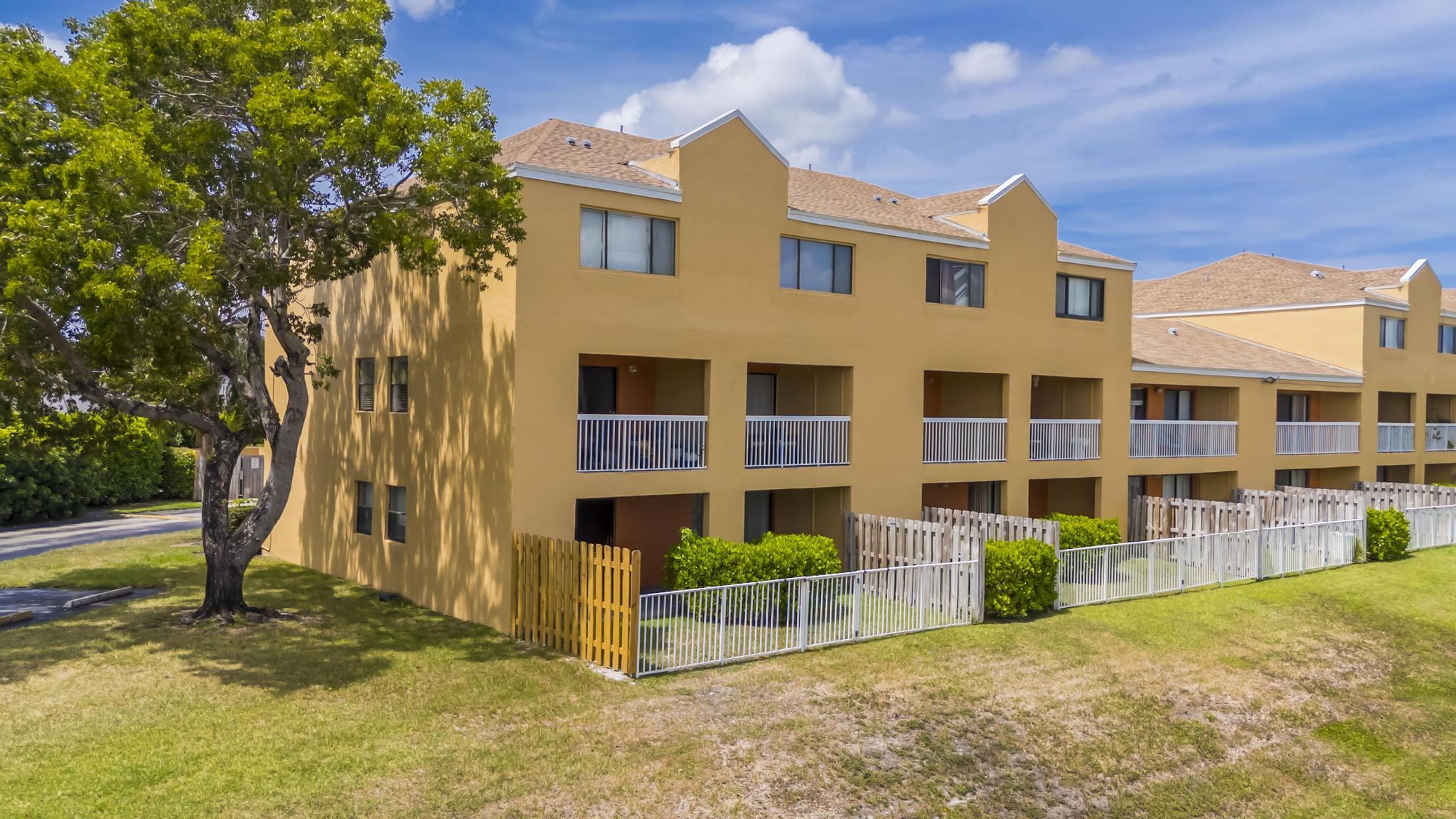 VILLAS AT LAKEVIEW CONDO - Residential