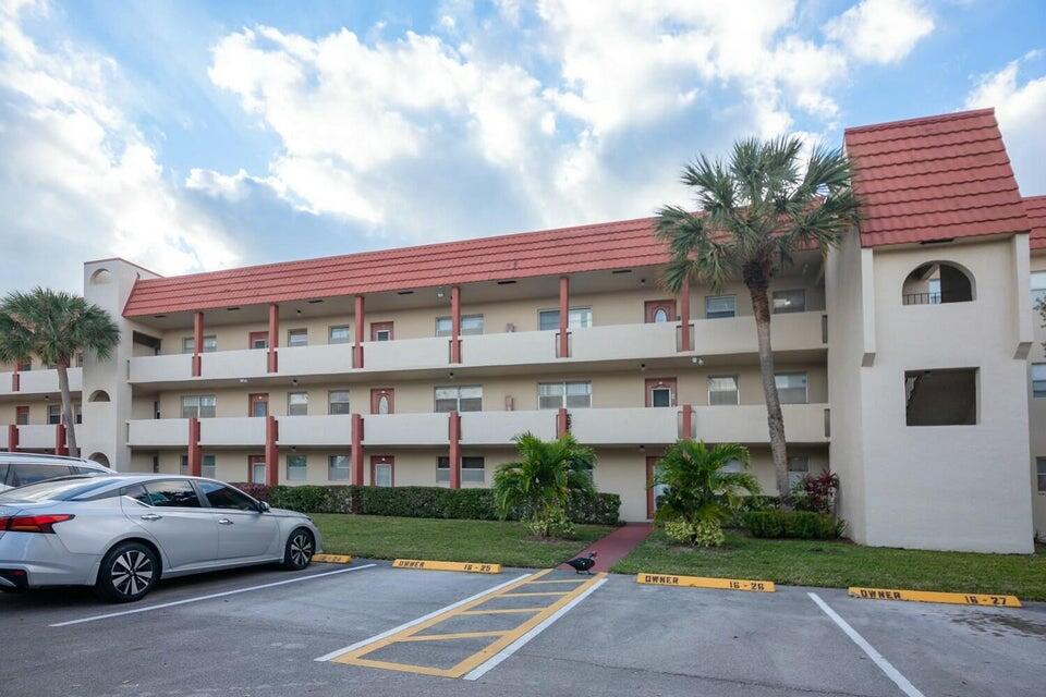 SUNRISE LAKES PHASE I - Residential