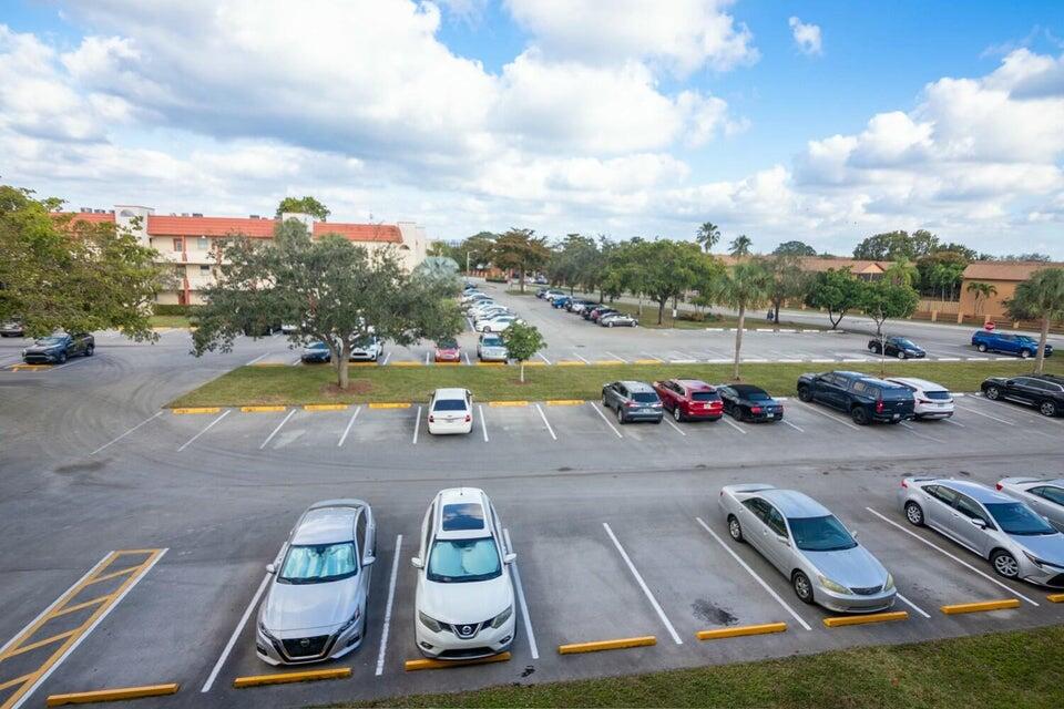 SUNRISE LAKES PHASE I - Residential