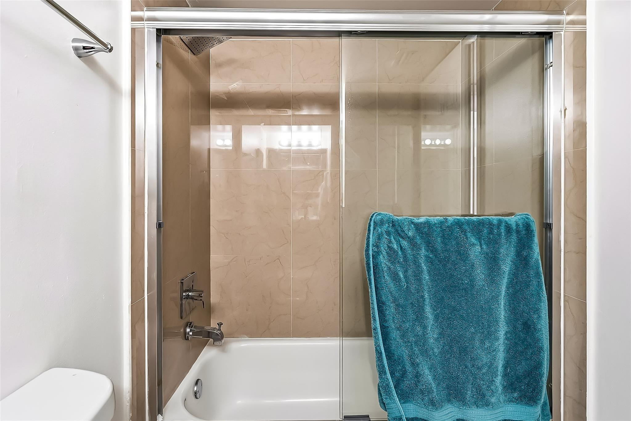 COLONNADES CONDO - Residential Lease