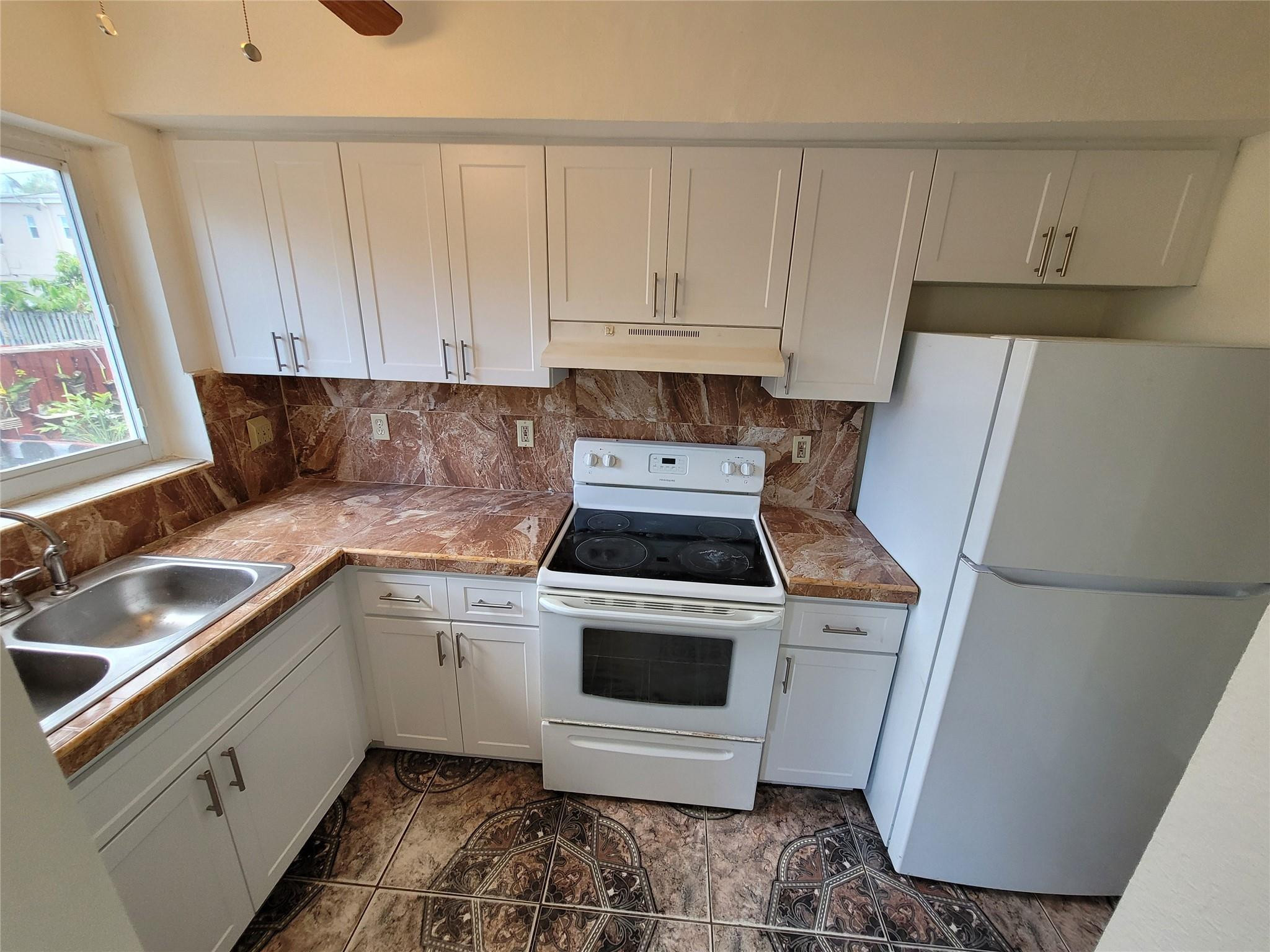 SUNSET PALM VILLAS CONDO - Residential