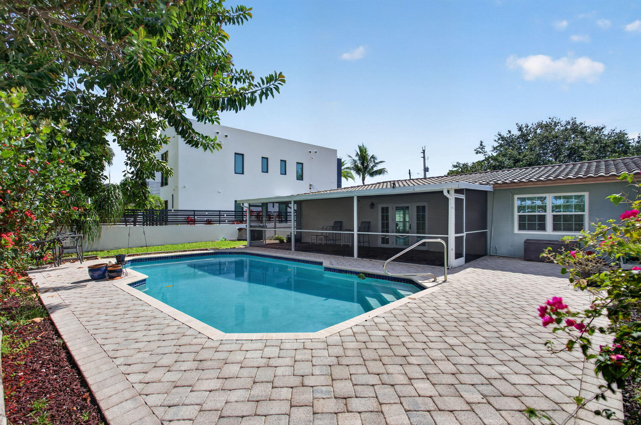 CORAL KEY VILLAS 3RD SEC - Residential
