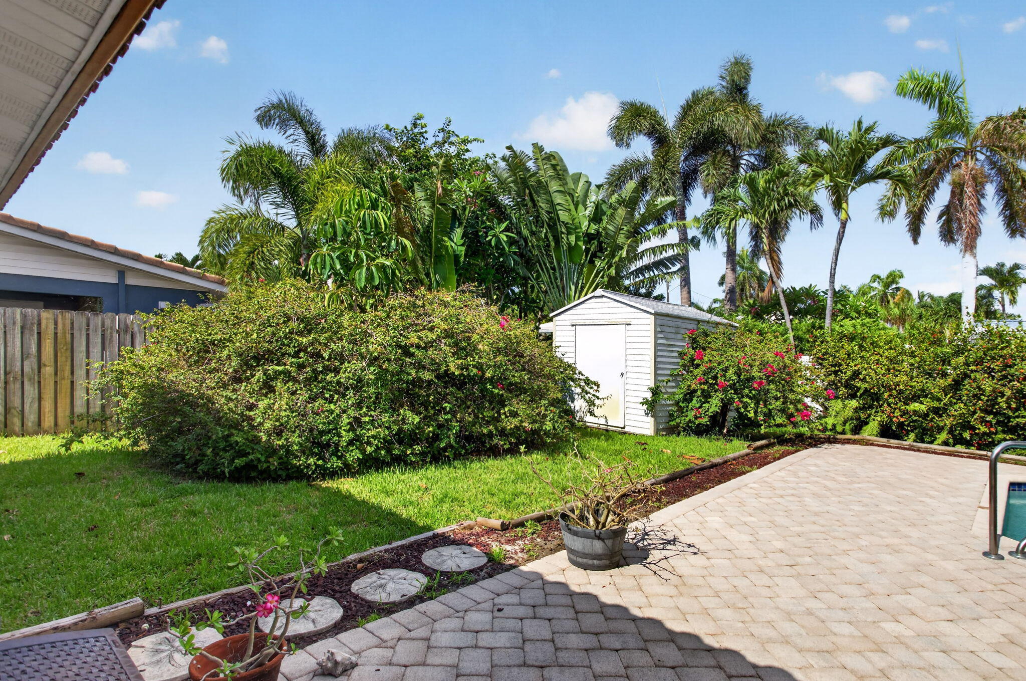 CORAL KEY VILLAS 3RD SEC - Residential