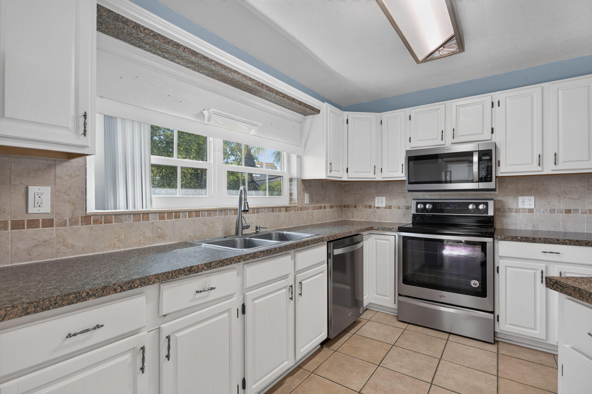 CORAL KEY VILLAS 3RD SEC - Residential