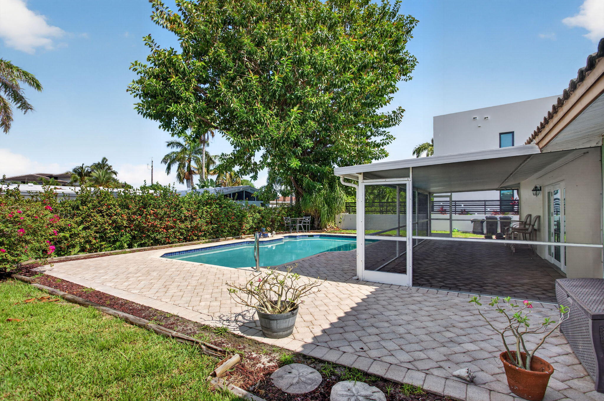 CORAL KEY VILLAS 3RD SEC - Residential