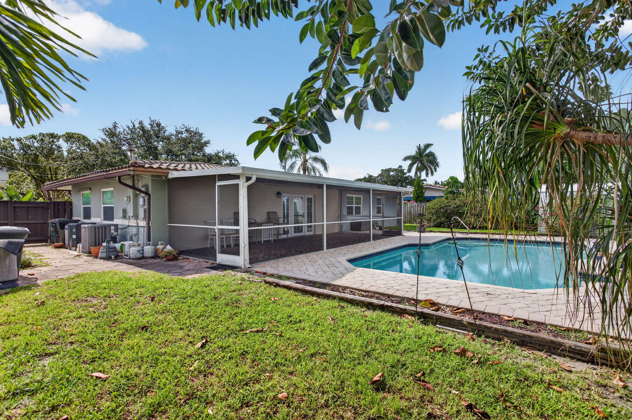 CORAL KEY VILLAS 3RD SEC - Residential