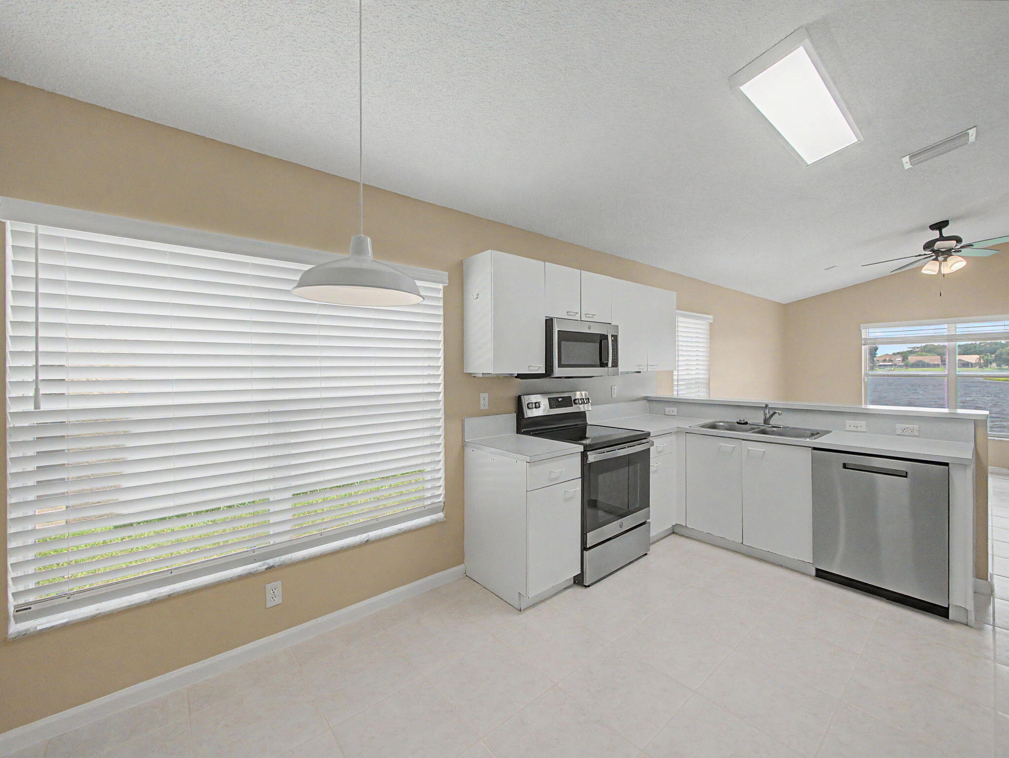 LAKE CHARLESTON TR I 2 - Residential Lease