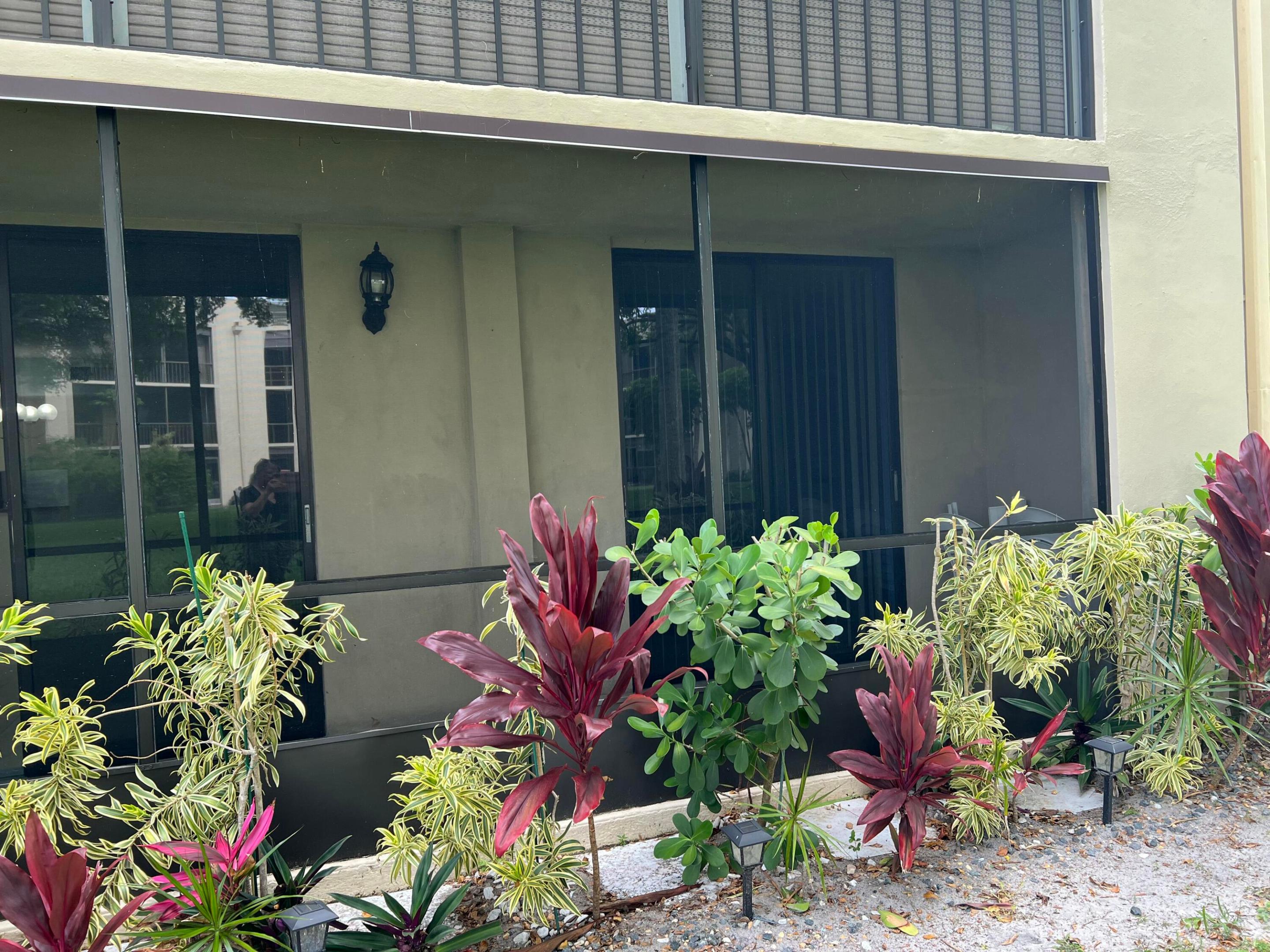 Fantastic 2 bedroom condo located on the first floor.  Very scenic with large green area and big trees. Updated with stainless steel appliances.